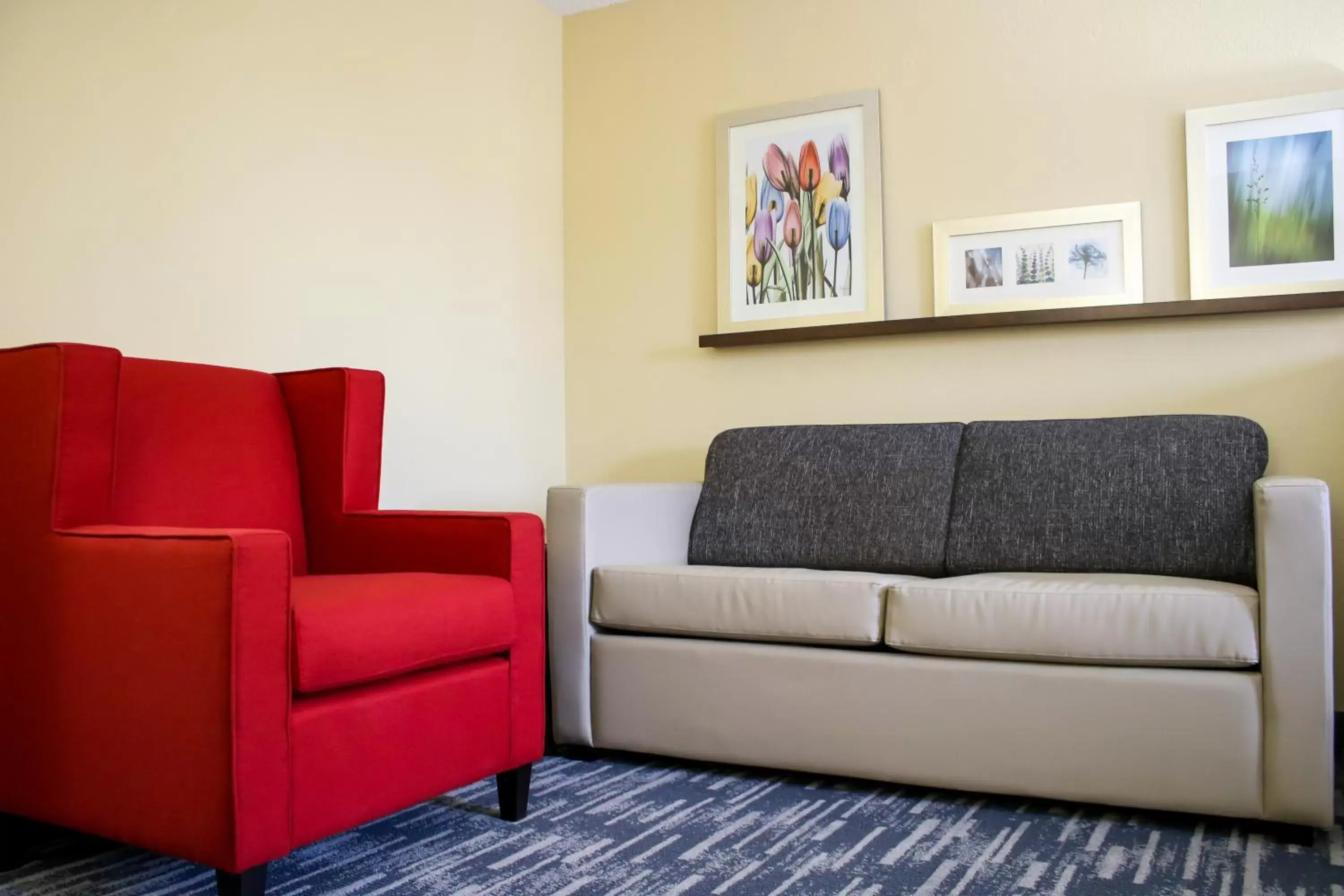 Living room, Seating Area in Country Inn & Suites by Radisson, Richmond West at I-64, VA