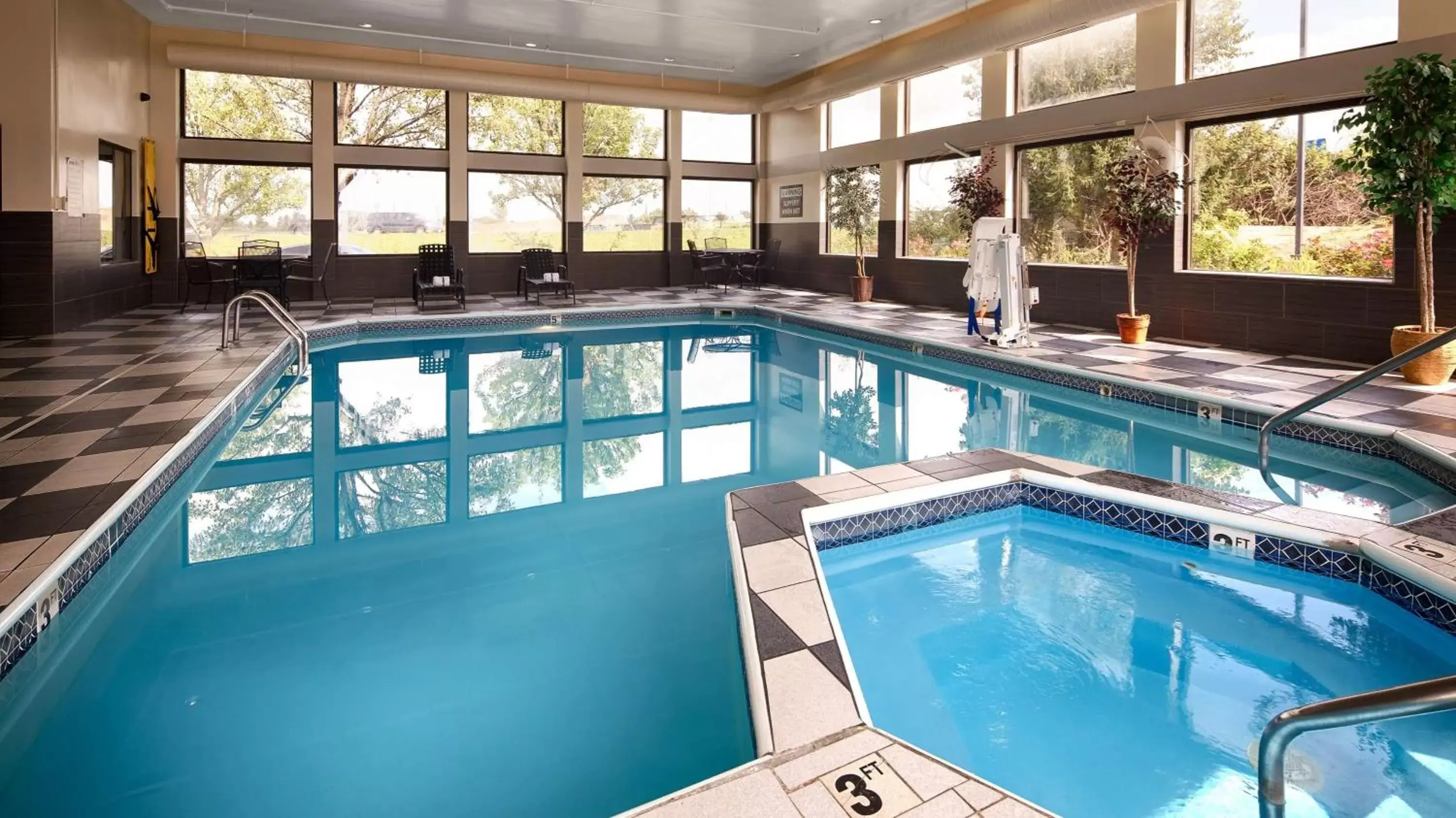 On site, Swimming Pool in Best Western Suites Columbus