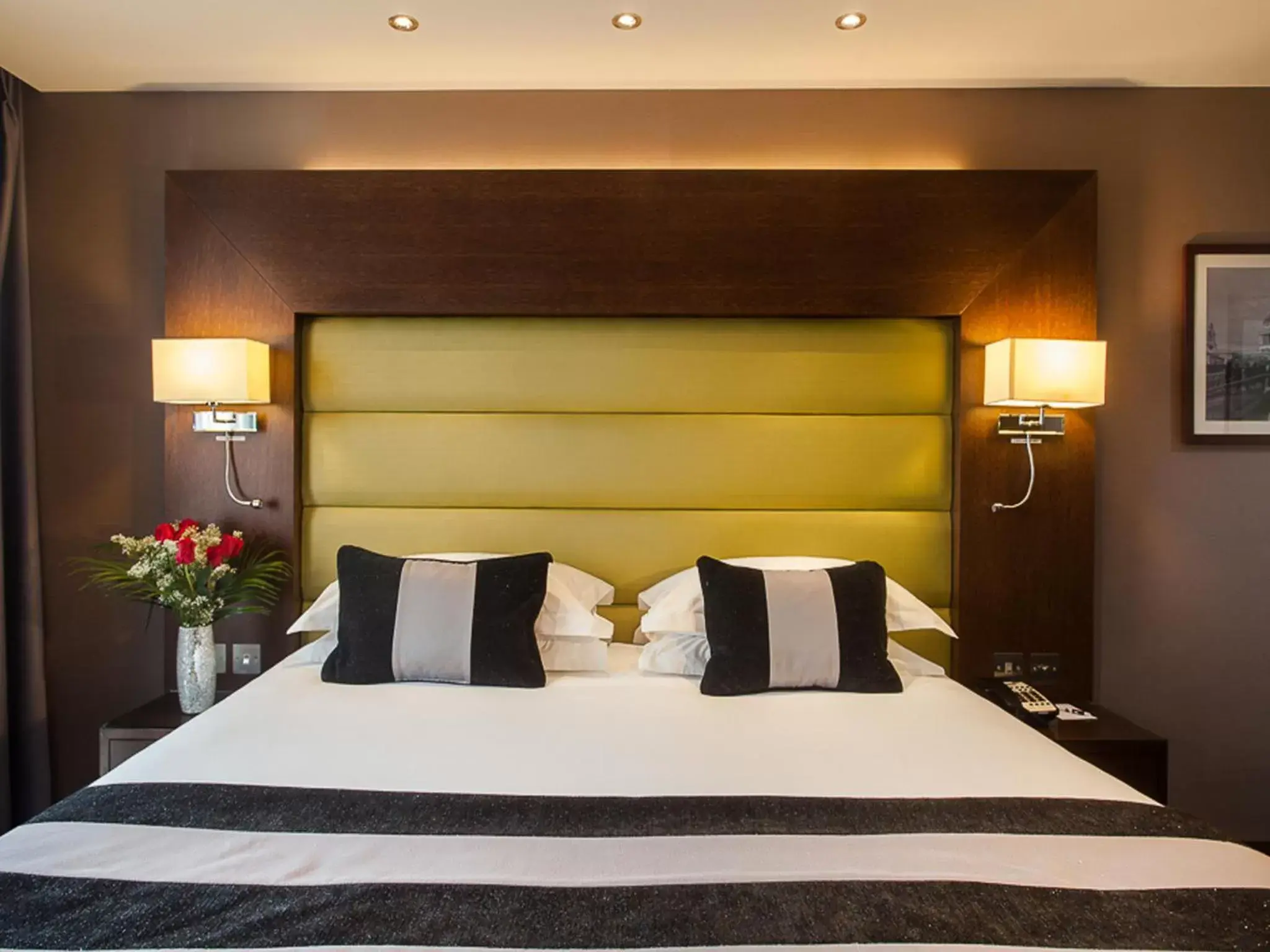 Photo of the whole room, Bed in Park Grand London Heathrow