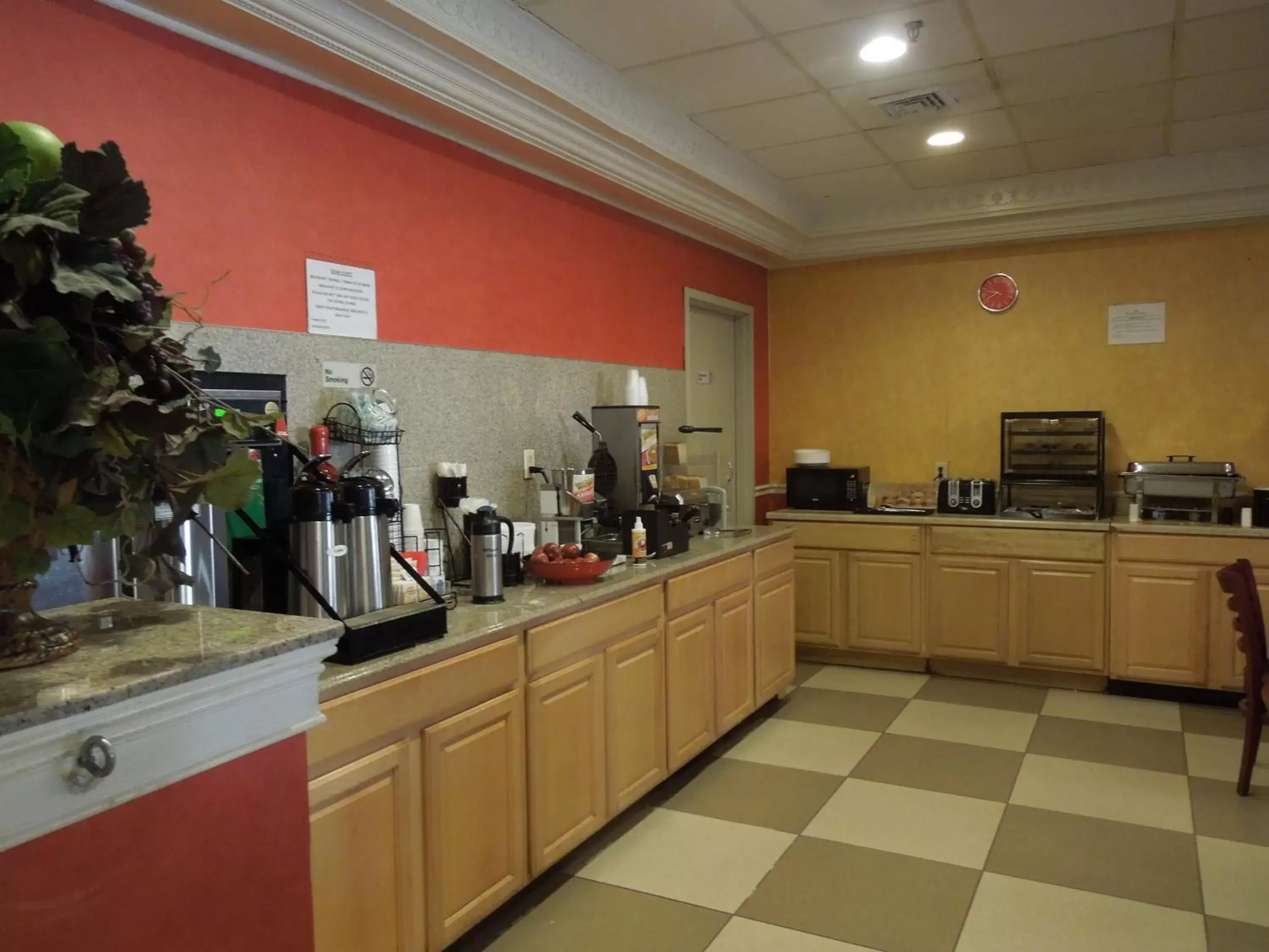 Restaurant/places to eat, Kitchen/Kitchenette in Ramada by Wyndham East Orange