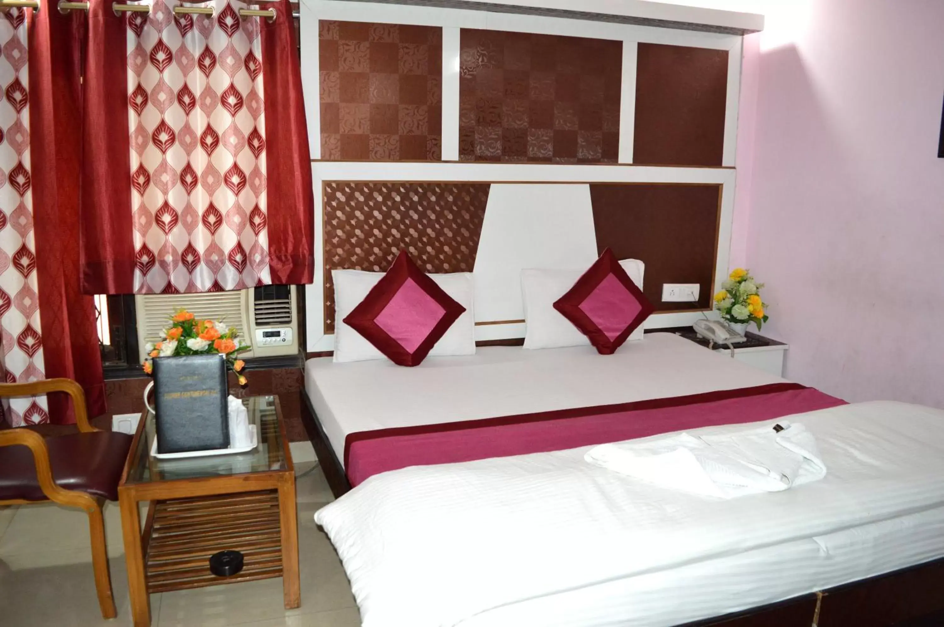 Bedroom, Bed in Hotel Su Shree Continental 5 Minutes Walk From New Delhi Railway Station