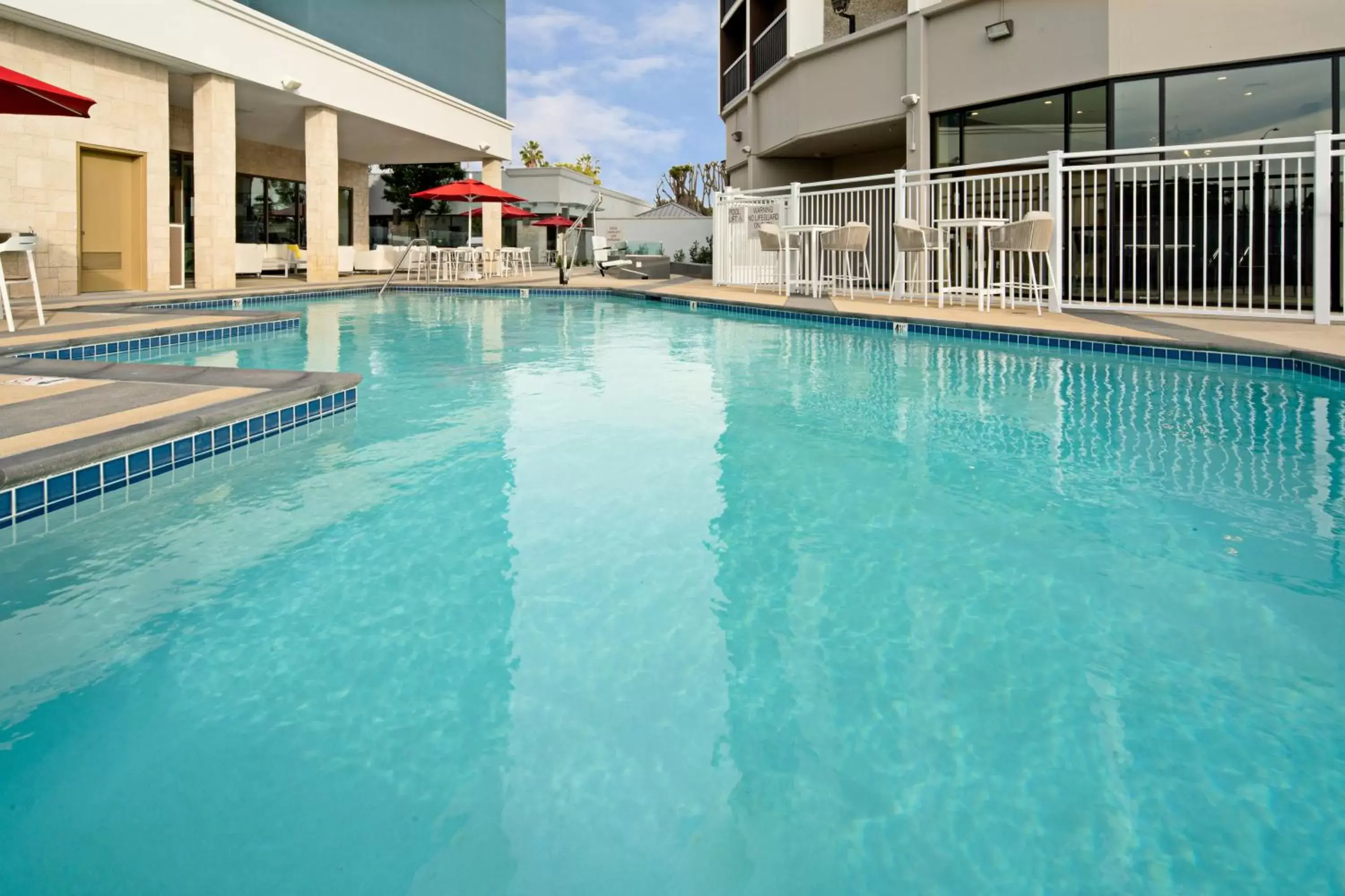 Hot Tub, Swimming Pool in Holiday Inn Long Beach - Airport, an IHG Hotel