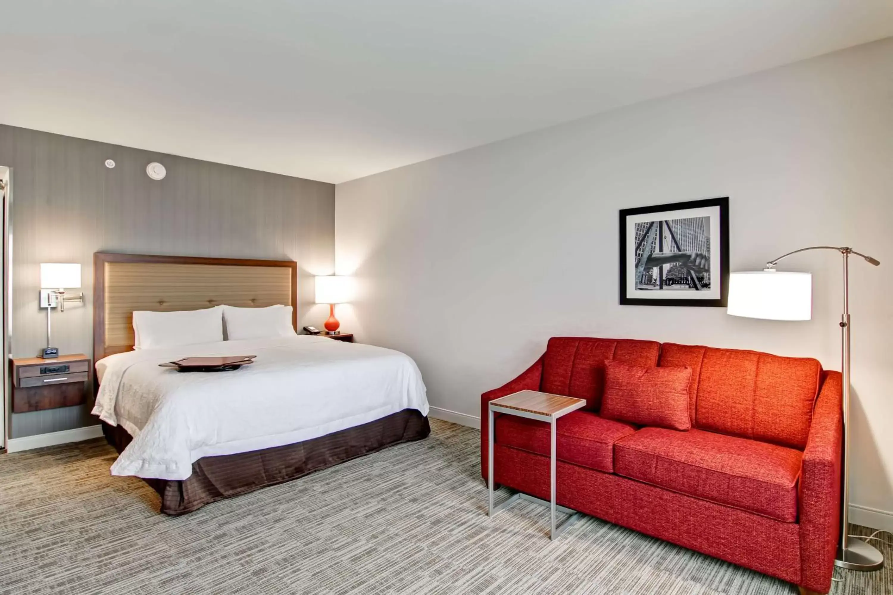 Bed in Hampton Inn & Suites Detroit/Troy