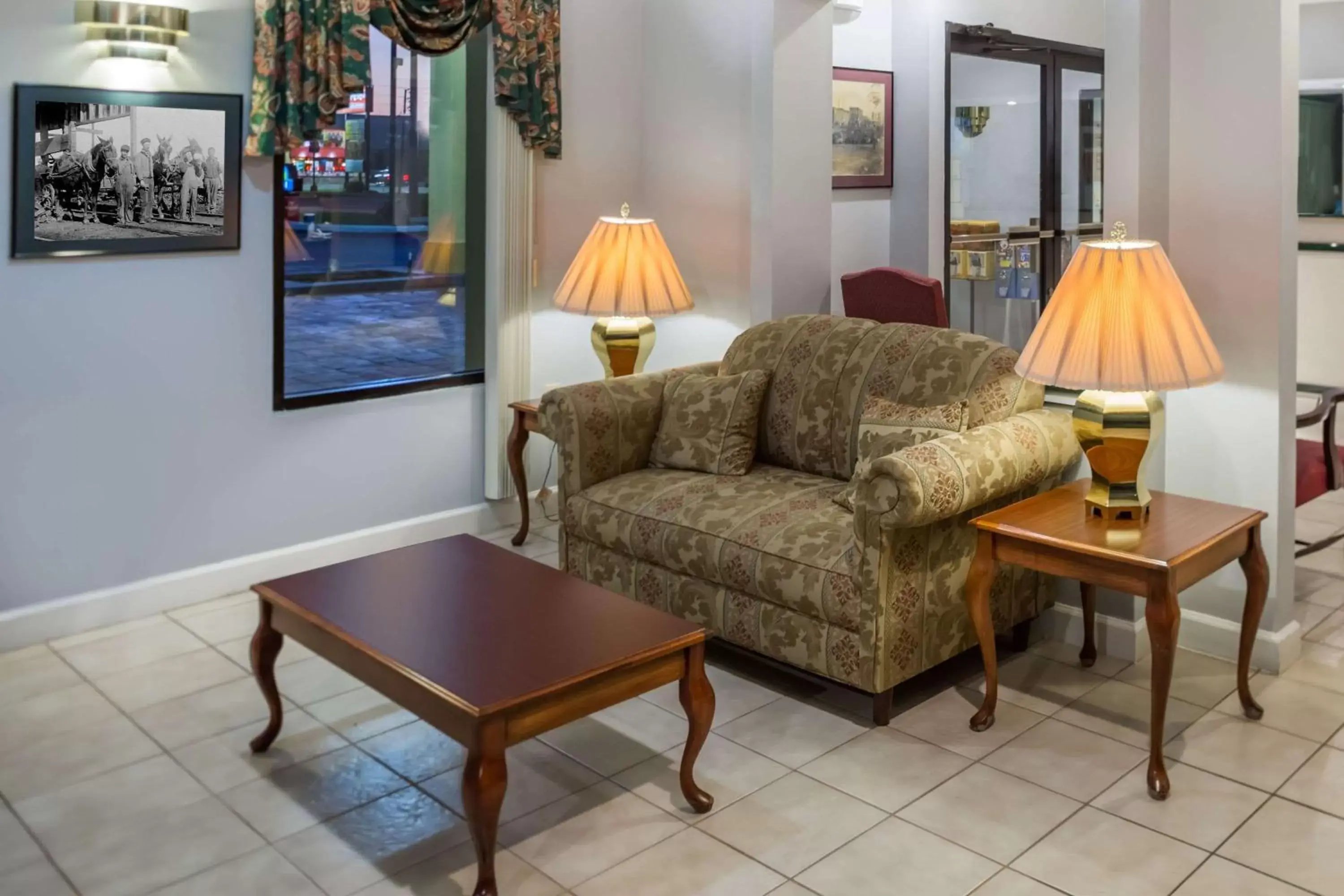 Lobby or reception, Seating Area in Days Inn by Wyndham Enterprise