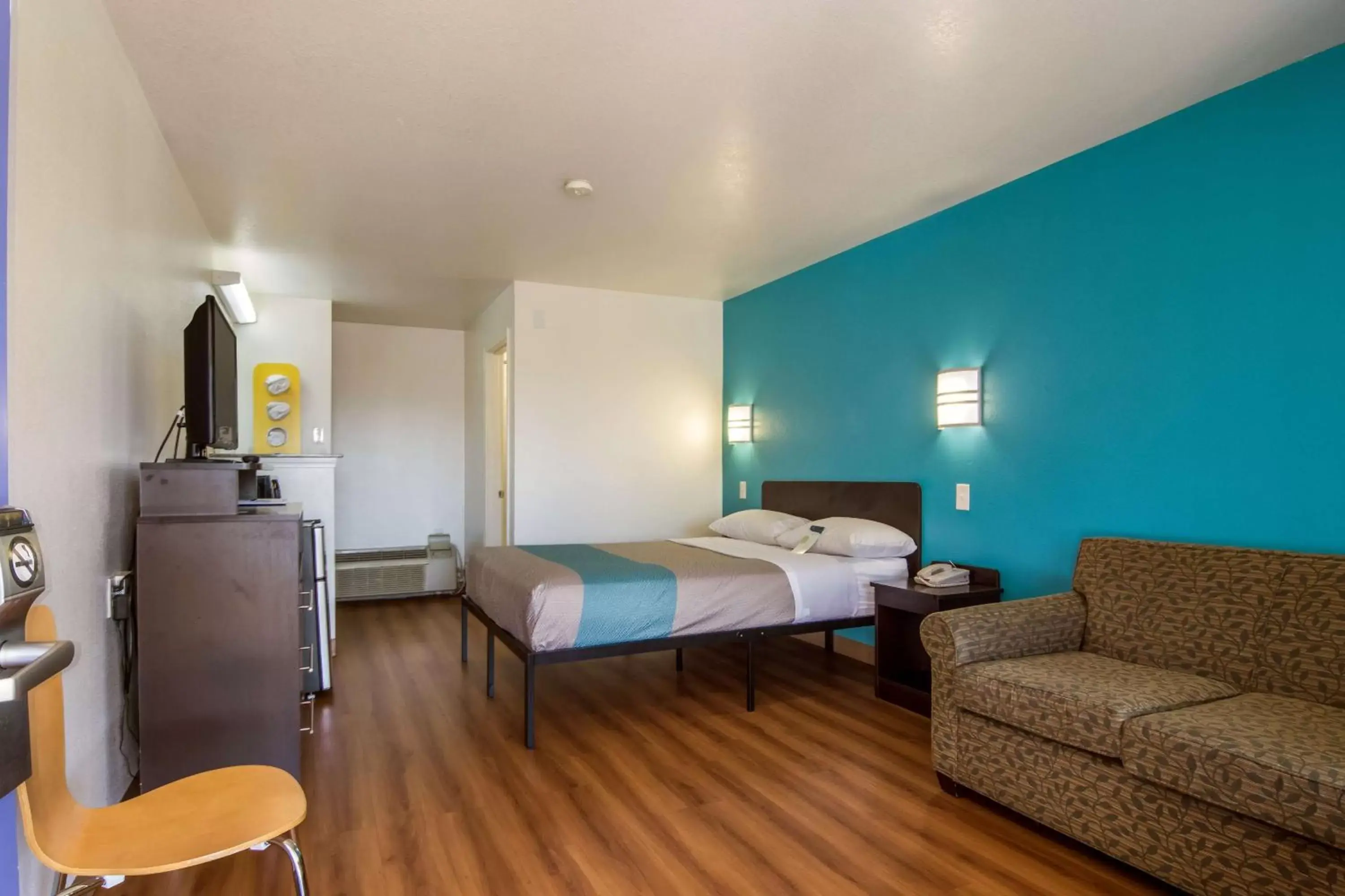 TV and multimedia, Bed in Motel 6 Portland Mall - 205 TV and multimedia, Bed in Motel 6 Portland Mall - 205