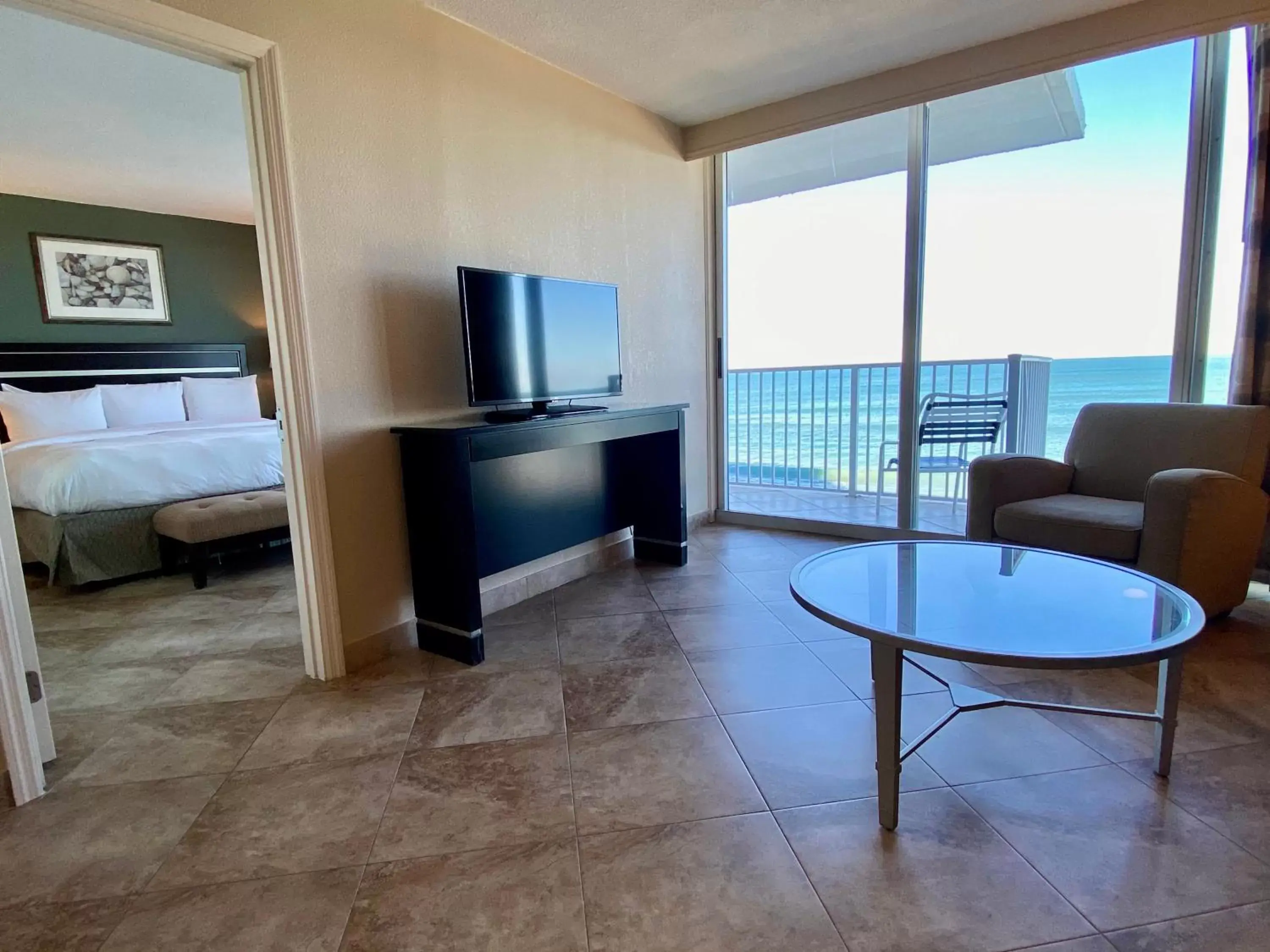 Living room, Seating Area in Radisson Suite Hotel Oceanfront