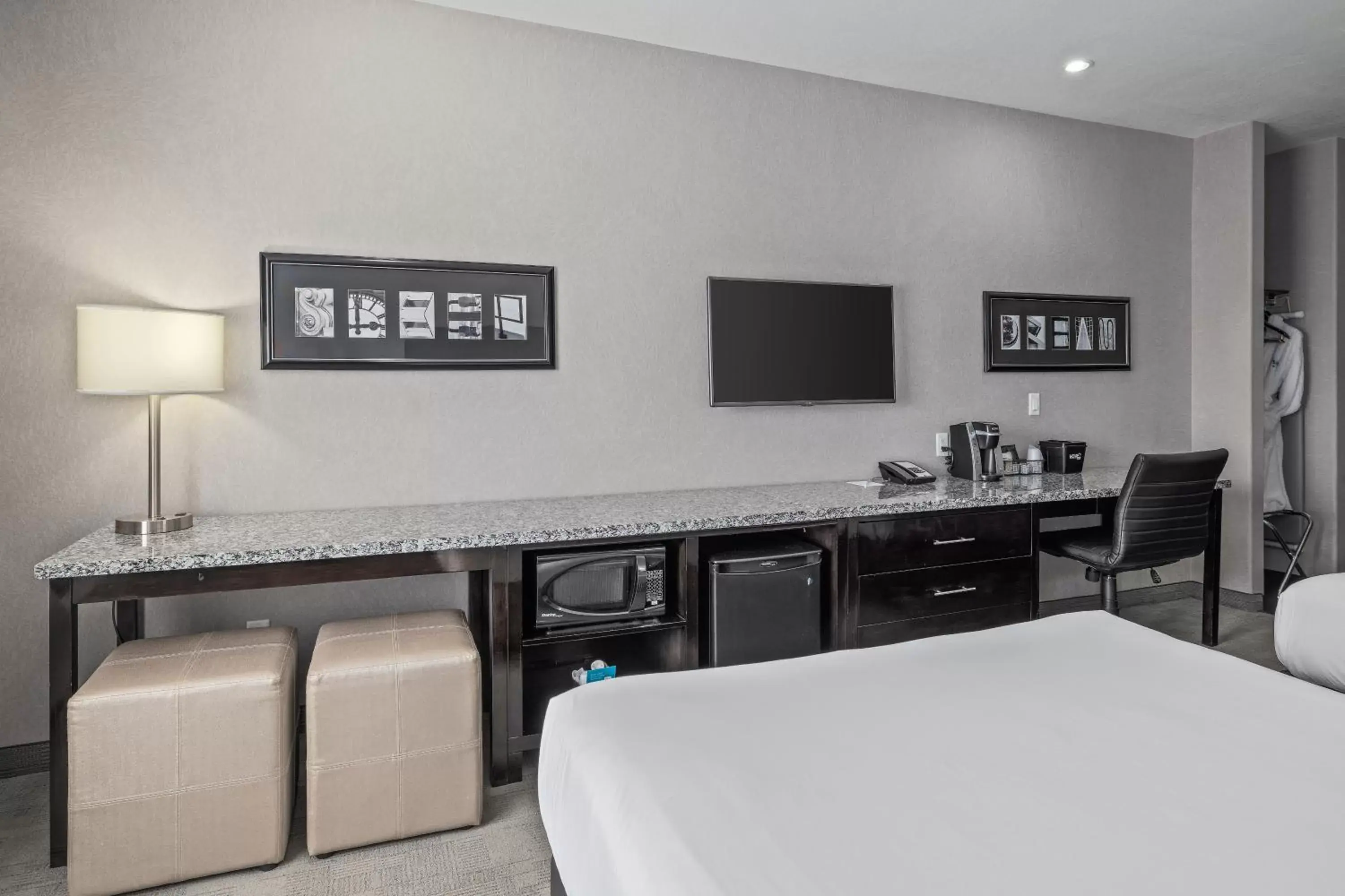 TV and multimedia in Home Inn & Suites Regina Airport