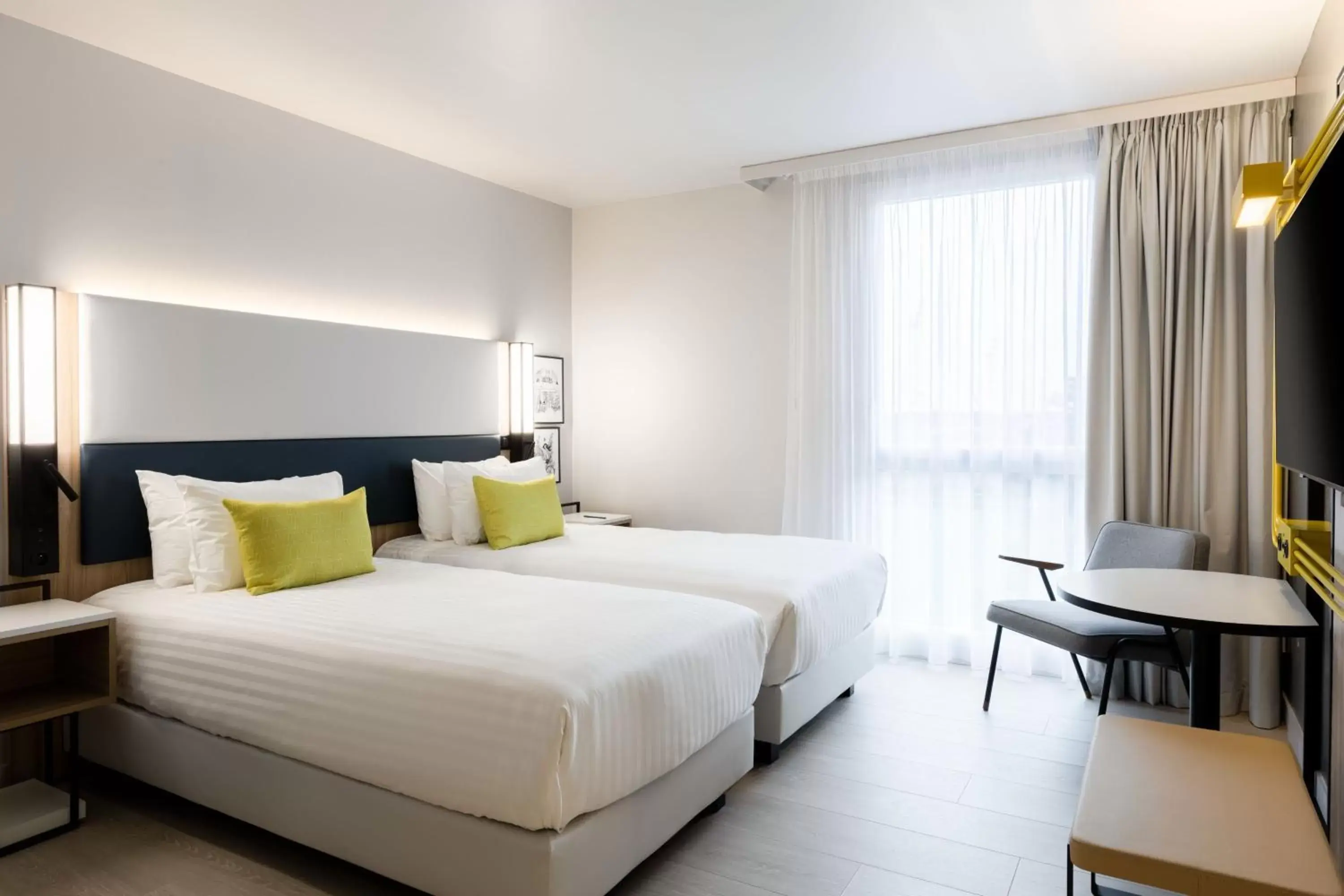 Photo of the whole room, Bed in Courtyard by Marriott Paris Creteil