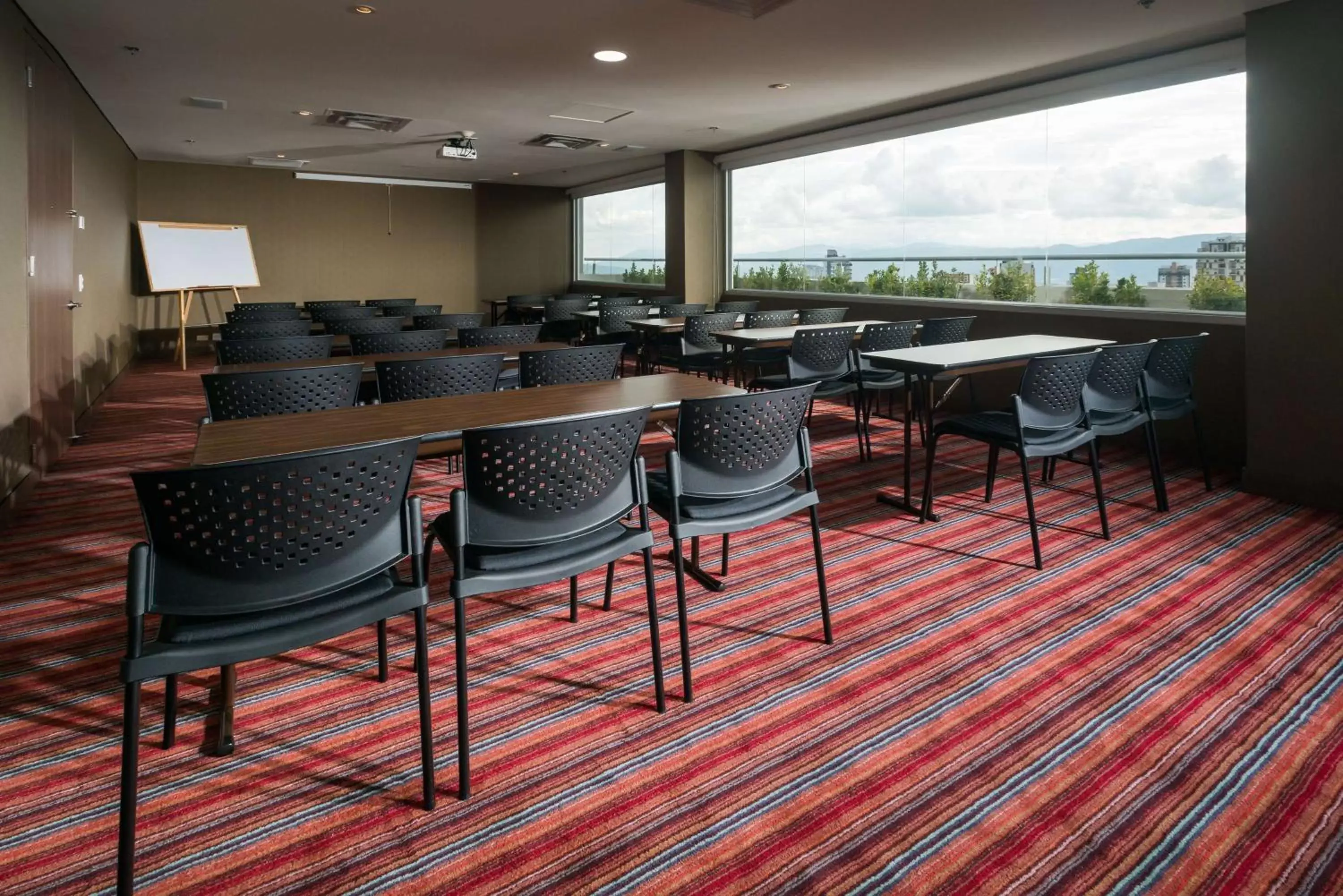 Meeting/conference room, Restaurant/Places to Eat in Hampton By Hilton Bucaramanga