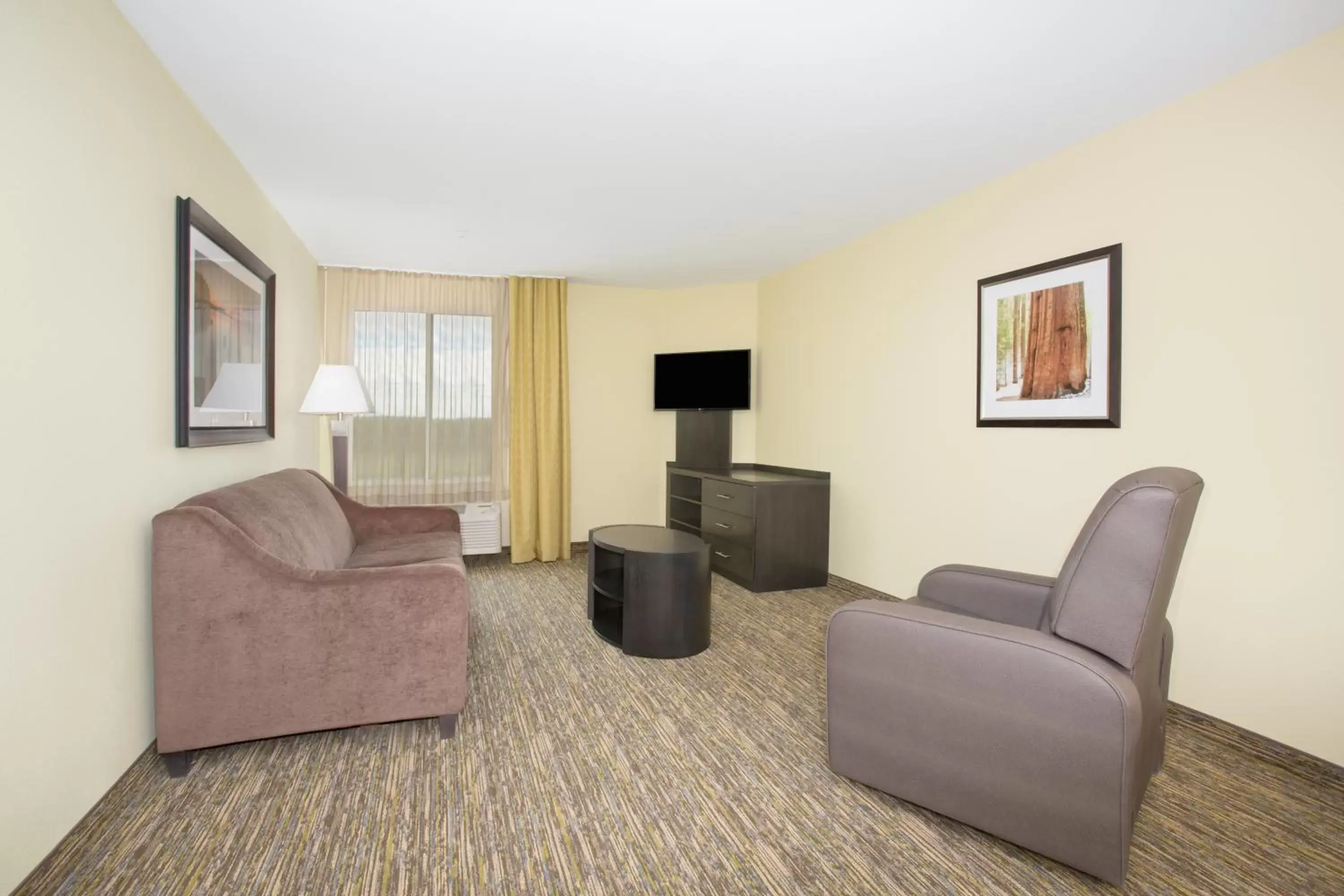 Living room, Seating Area in Candlewood Suites Longmont, an IHG Hotel