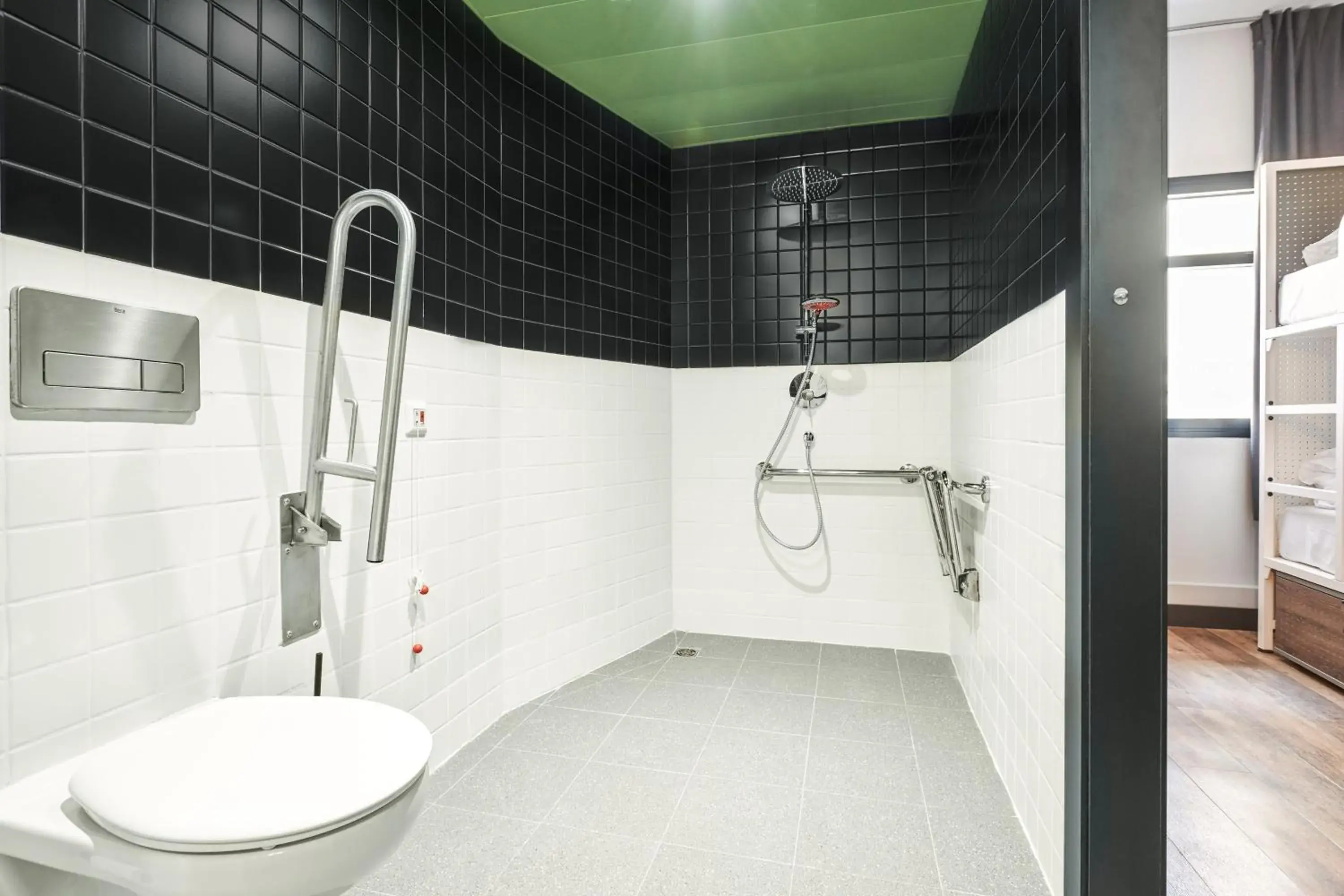 Bathroom in Generator Madrid