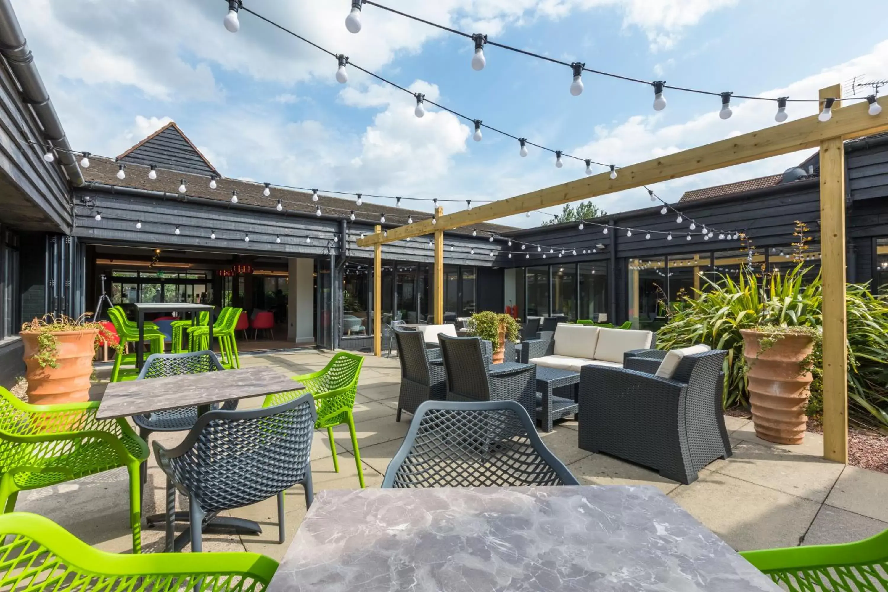 Patio, Restaurant/Places to Eat in Holiday Inn Cambridge, an IHG Hotel