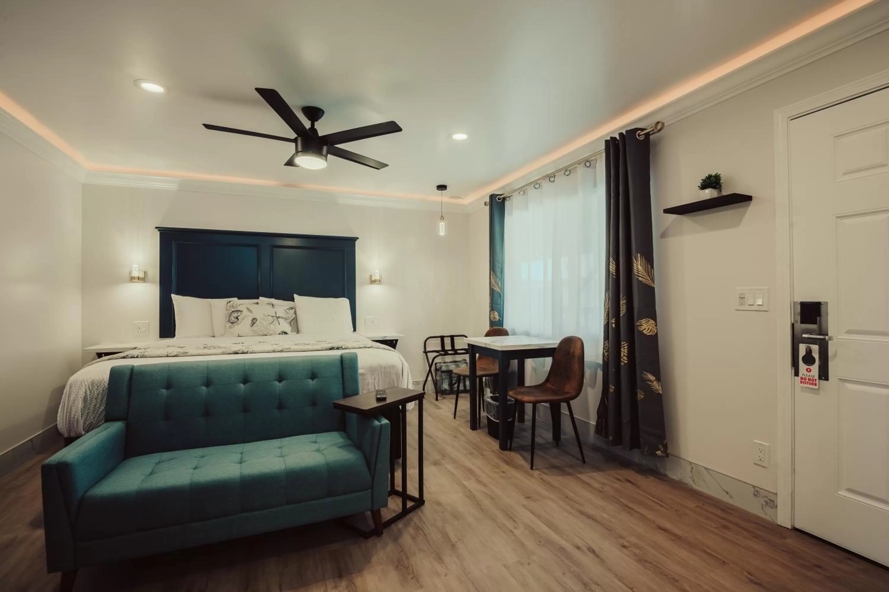 Bed in Blufftop Inn & Suites - Wharf/Restaurant District