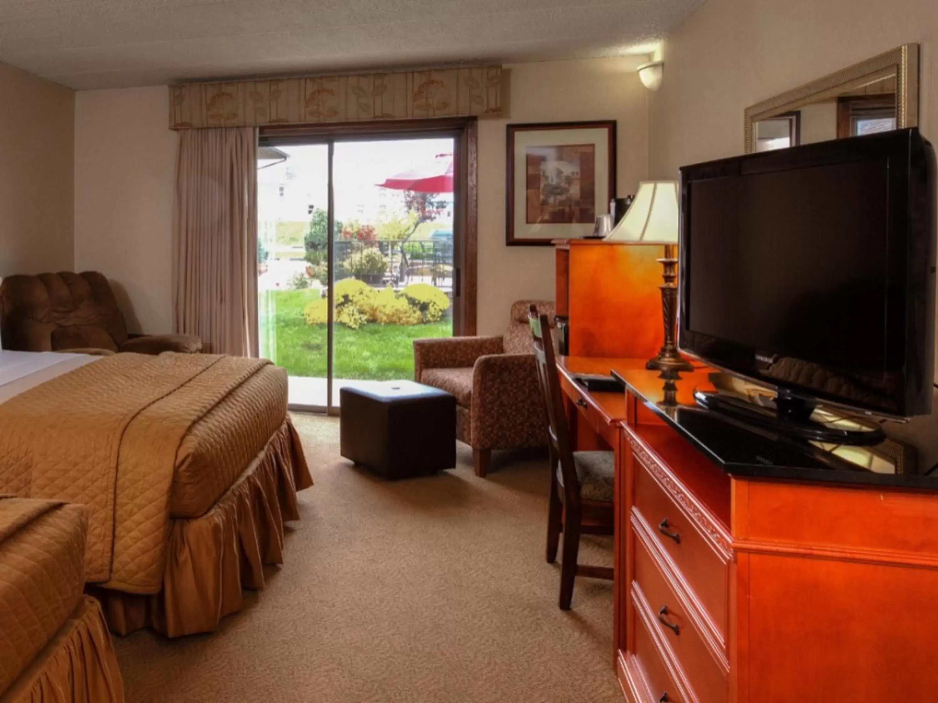 Bed, TV/Entertainment Center in The Foothills Inn