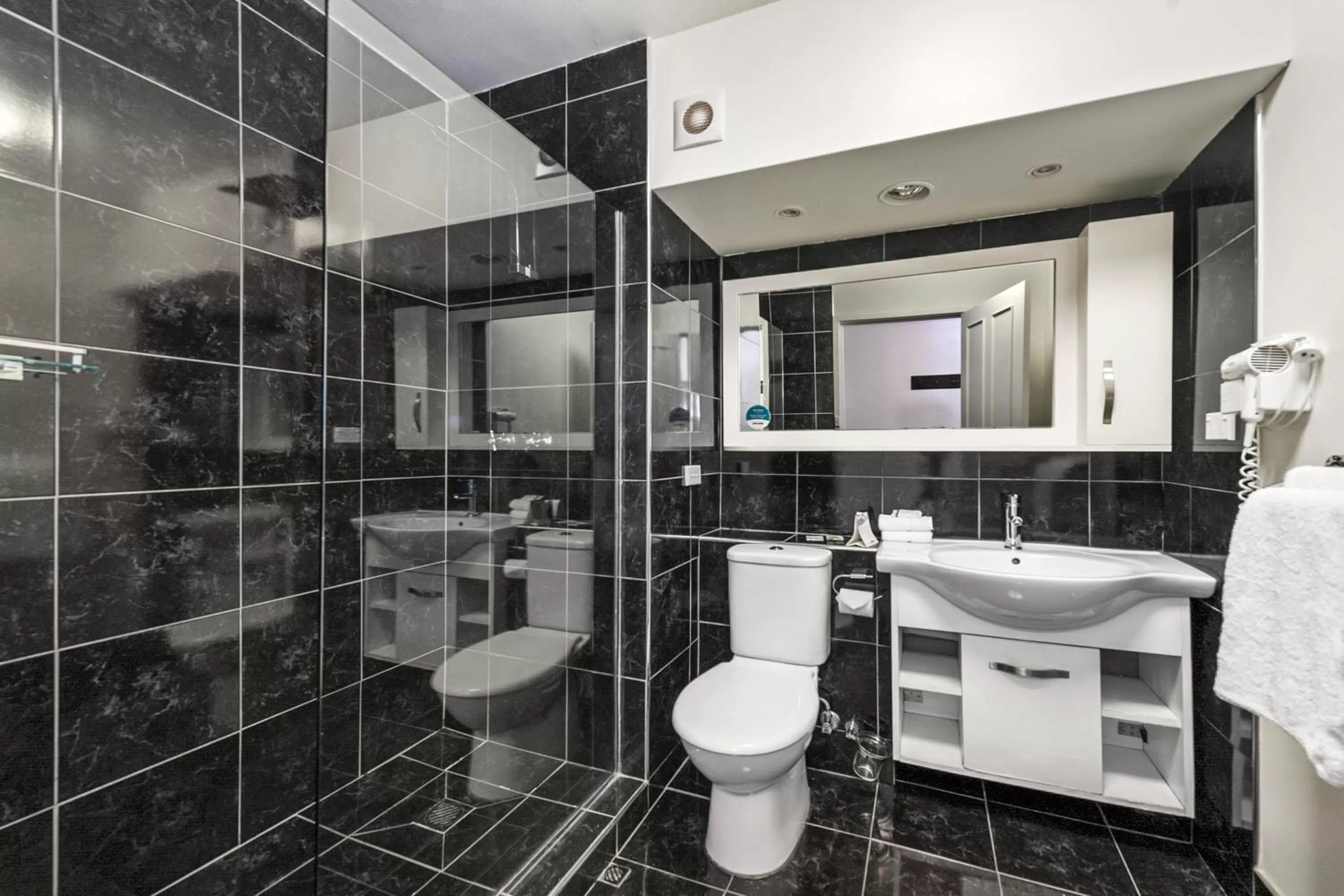 Bathroom in Quality Hotel Colonial Launceston