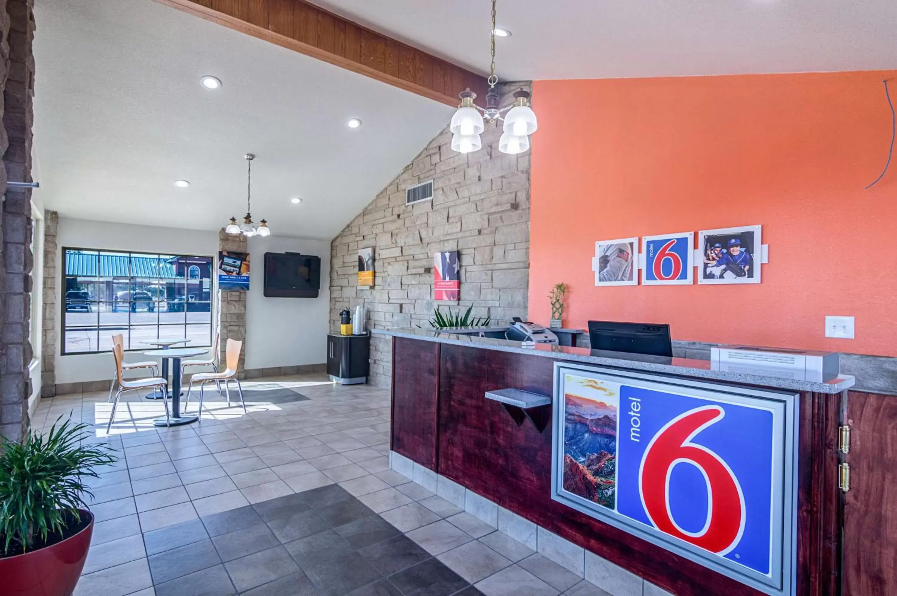 Communal lounge/ TV room, Lobby/Reception in Motel 6-Childress, TX