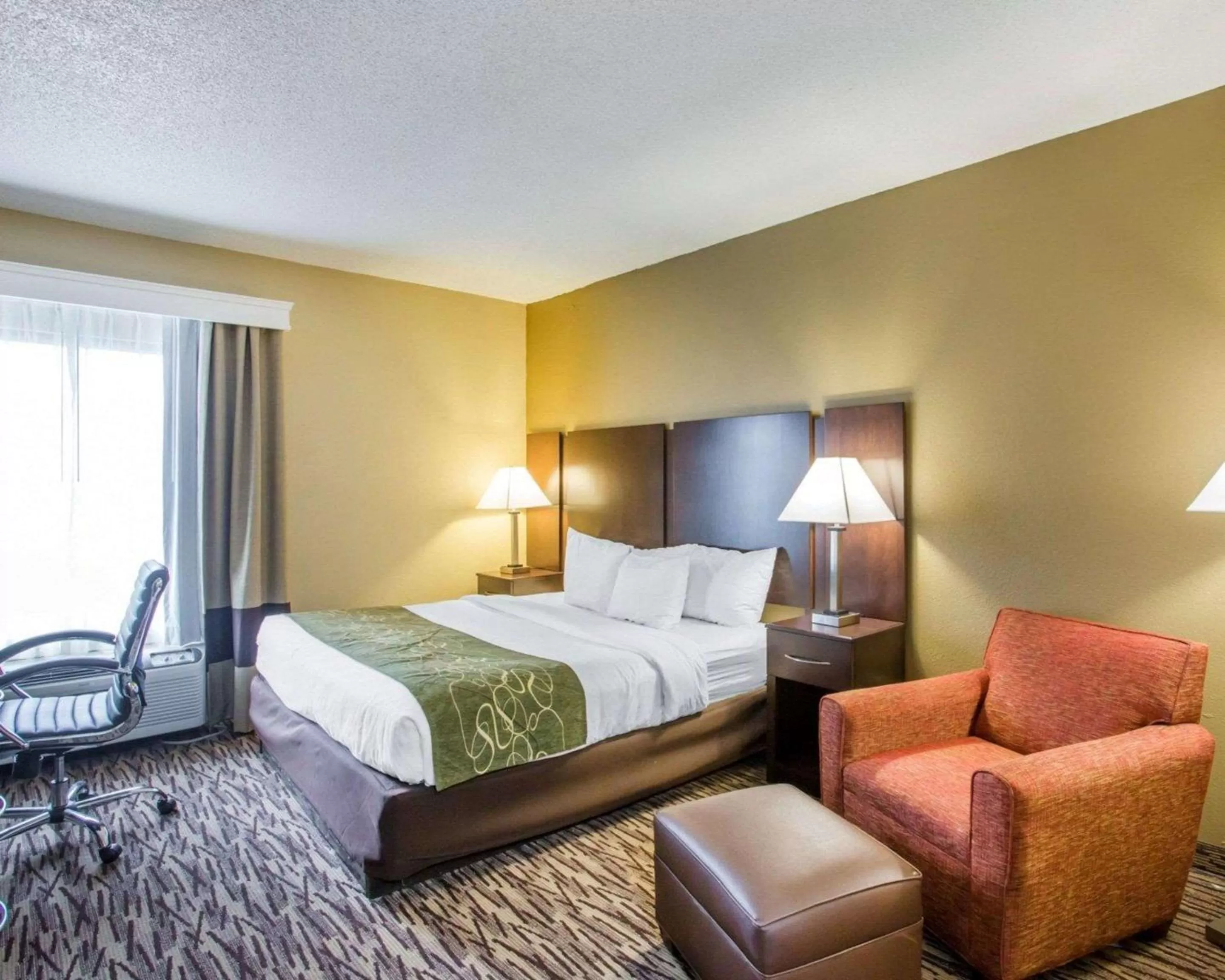 Photo of the whole room, Bed in Comfort Suites Lebanon