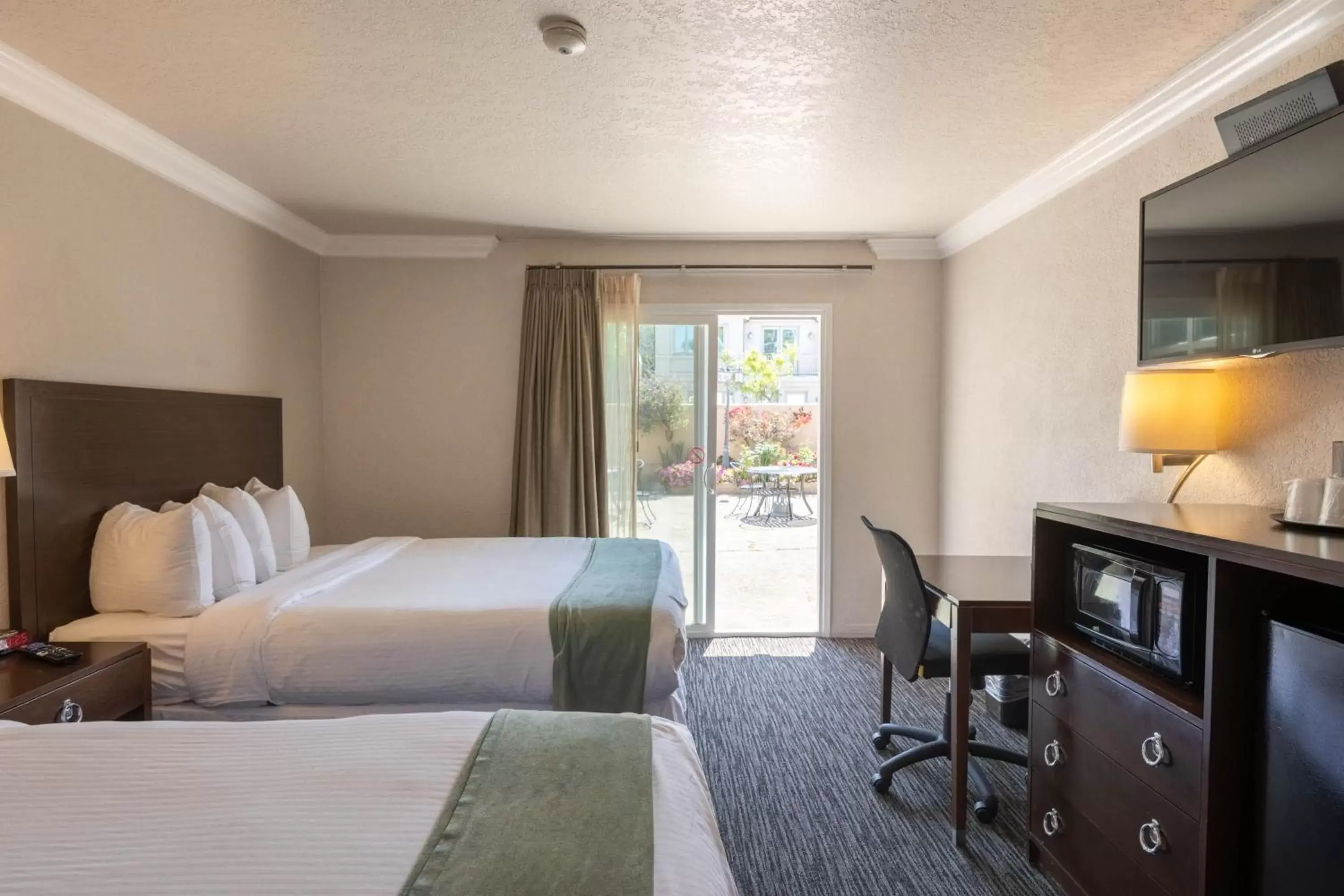 Photo of the whole room, Bed in Cannery Row Inn