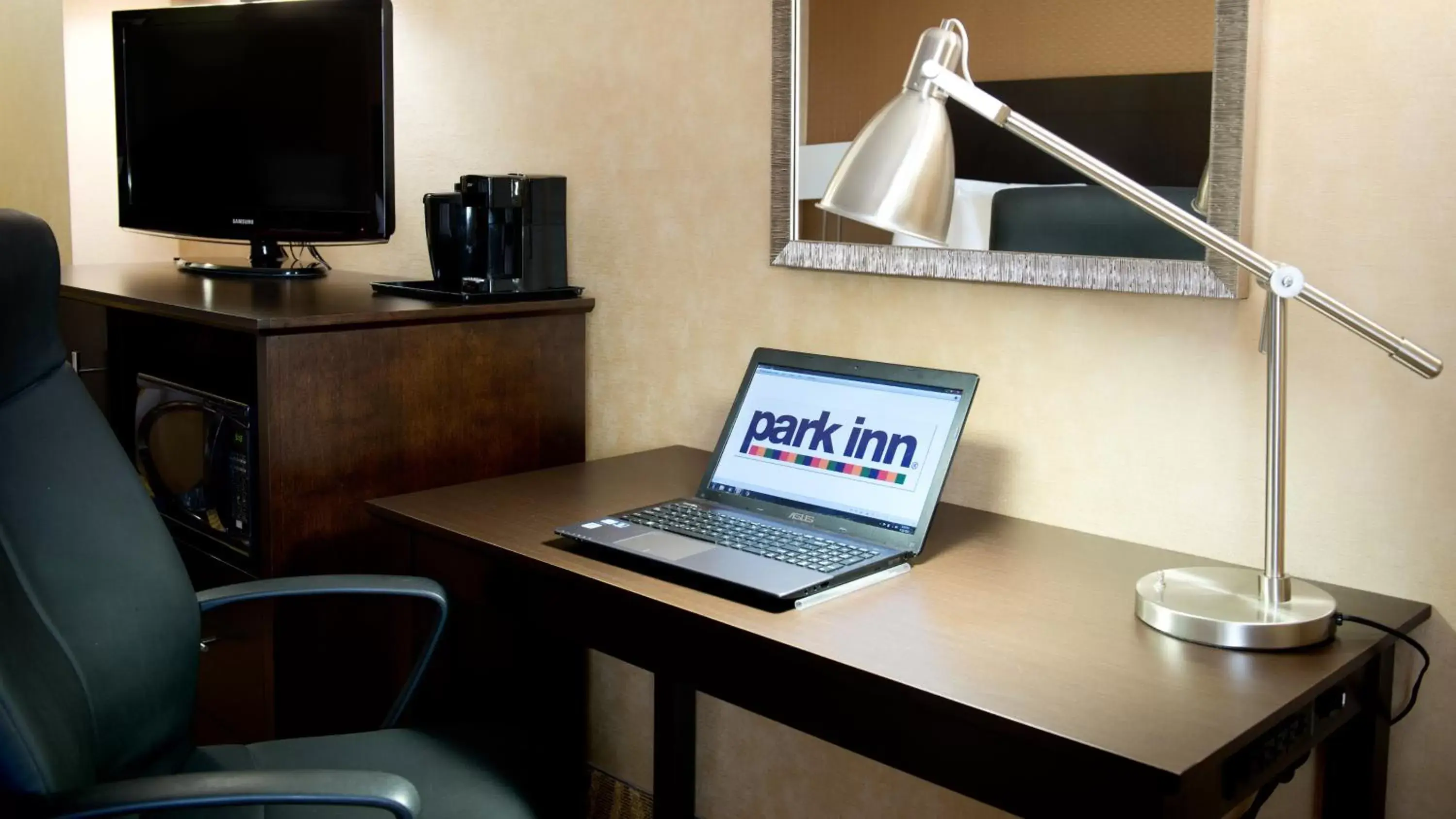 Bedroom, TV/Entertainment Center in Park Inn by Radisson Toronto-Markham