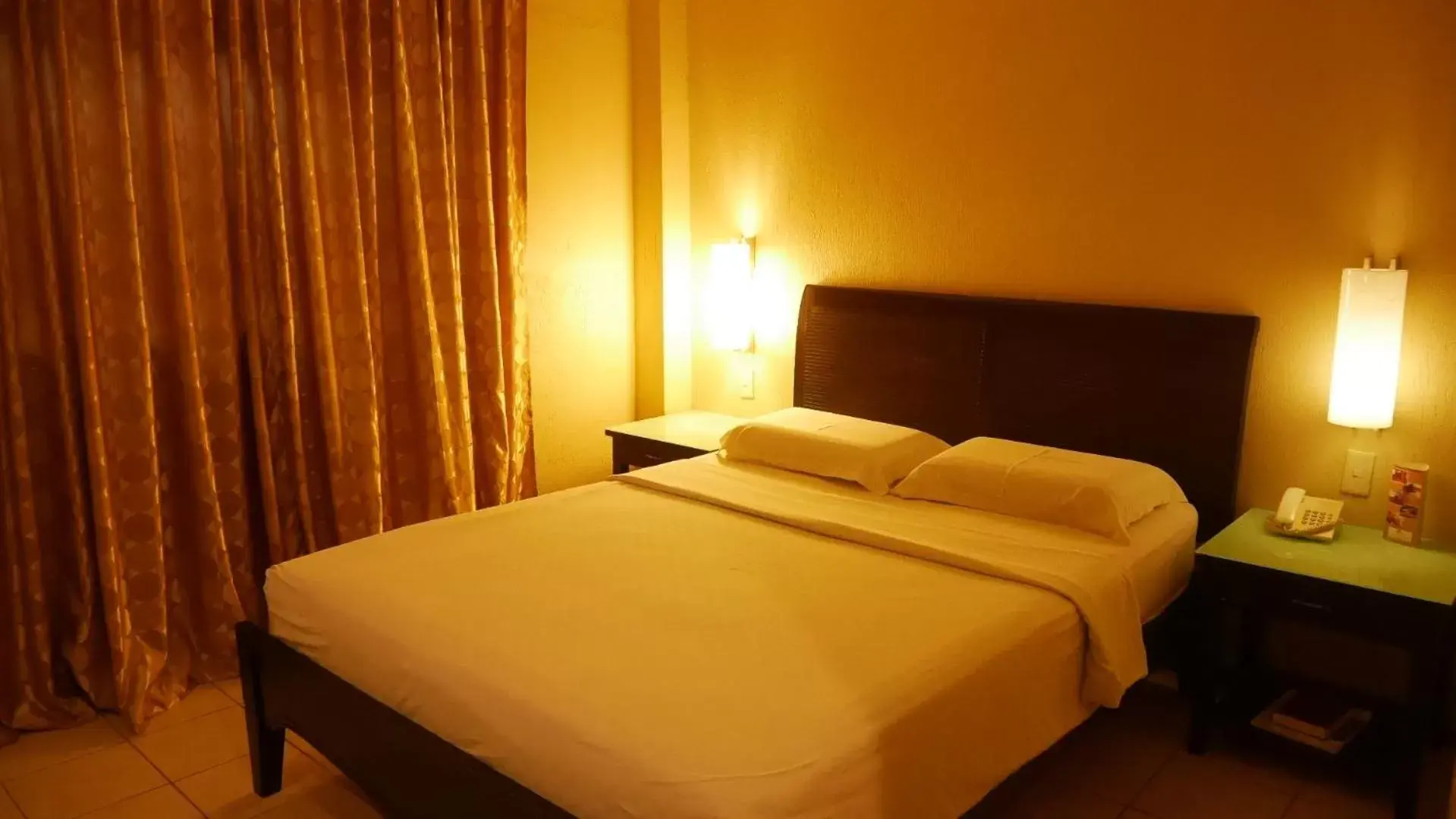 Bed in Circle Inn Hotel and Suites Bacolod