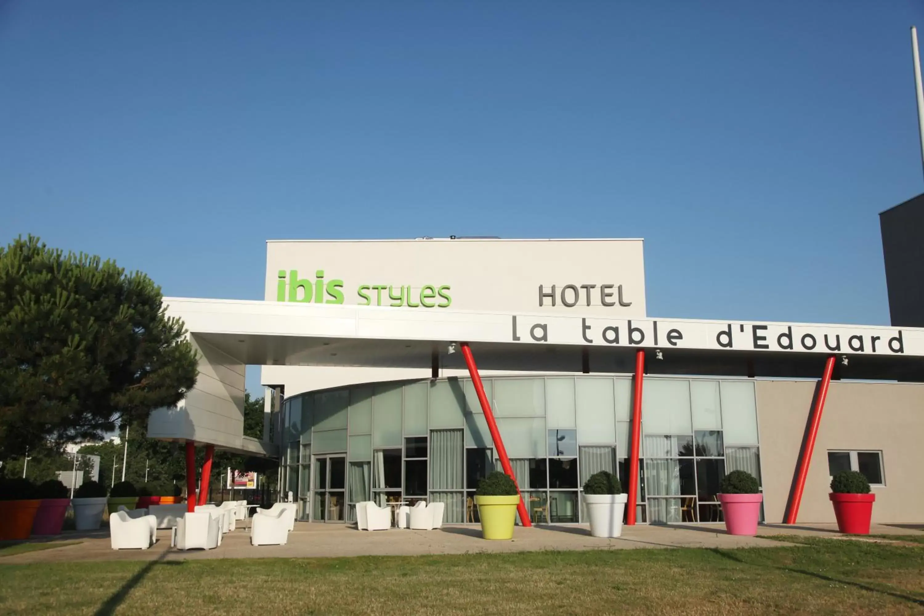 Facade/entrance in ibis Styles Nantes Reze Aéroport