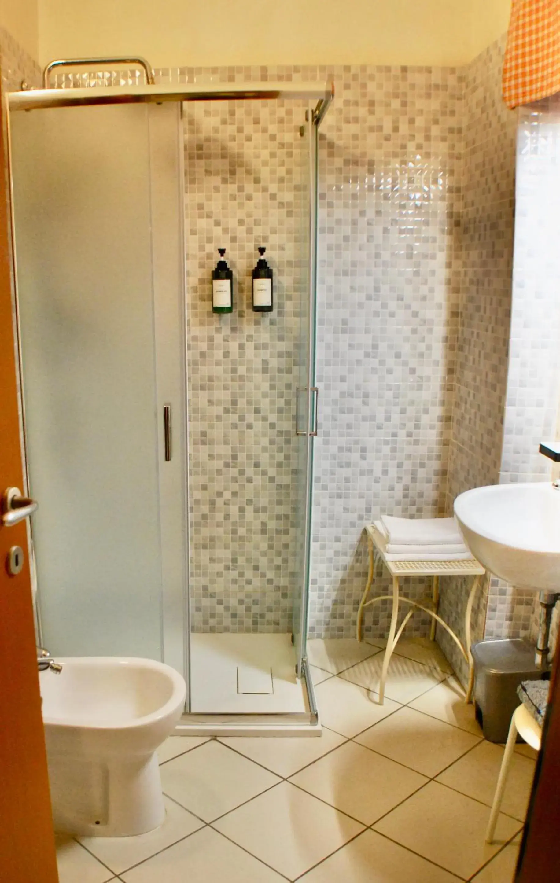 Shower, Bathroom in Albergo Teatro