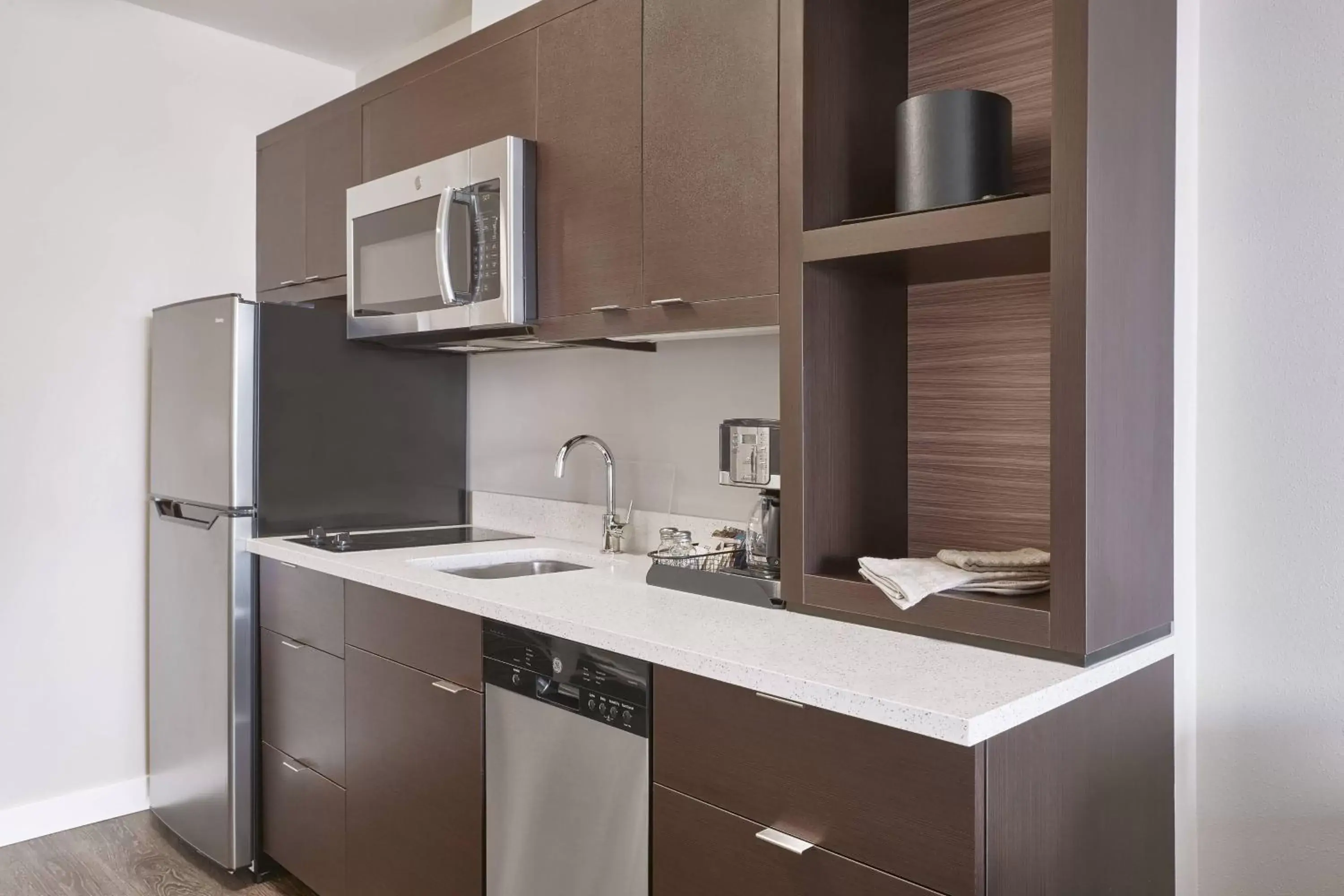 Kitchen or kitchenette, Kitchen/Kitchenette in TownePlace Suites by Marriott Medicine Hat