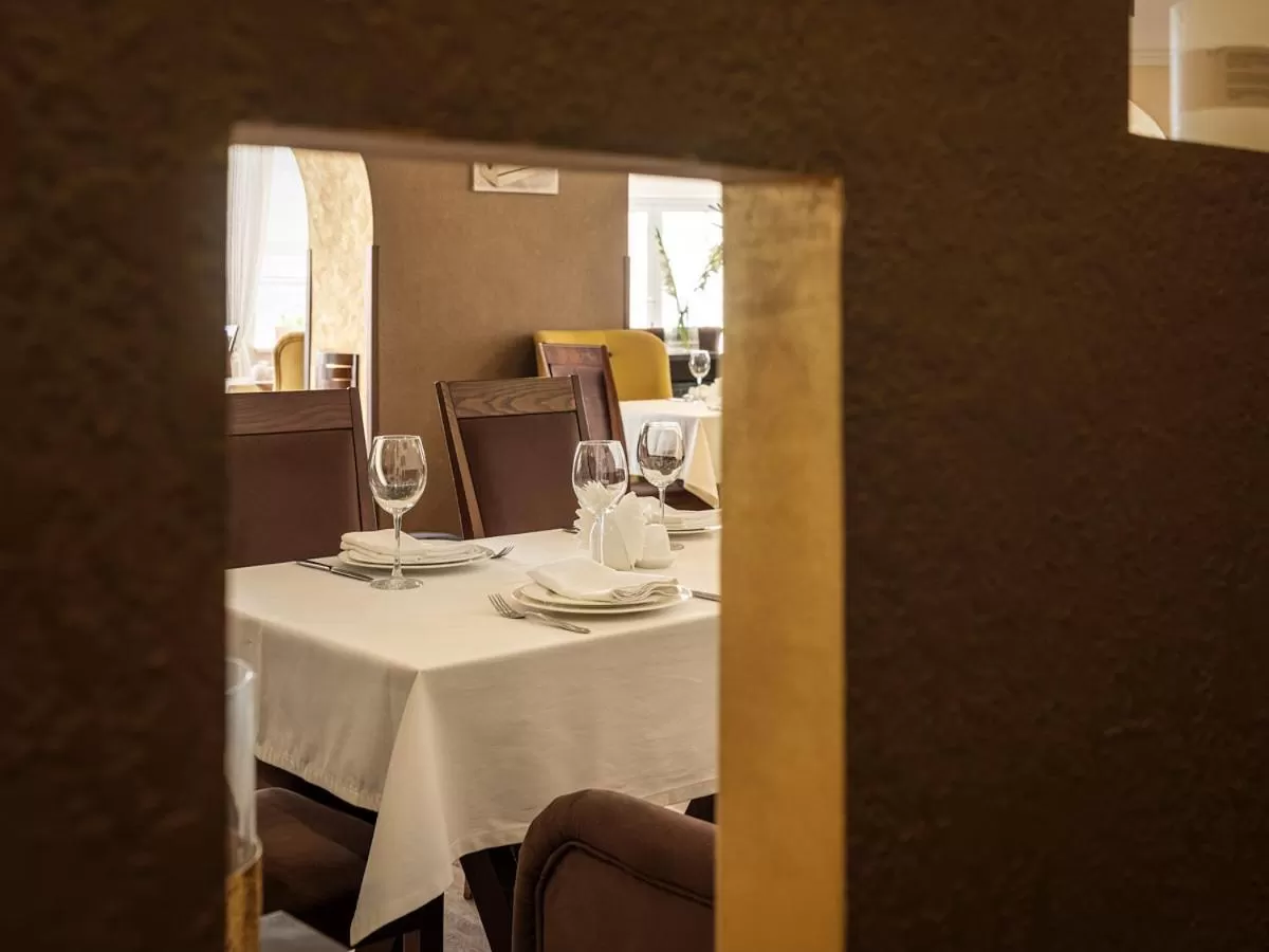 Restaurant/places to eat in Park Hotel