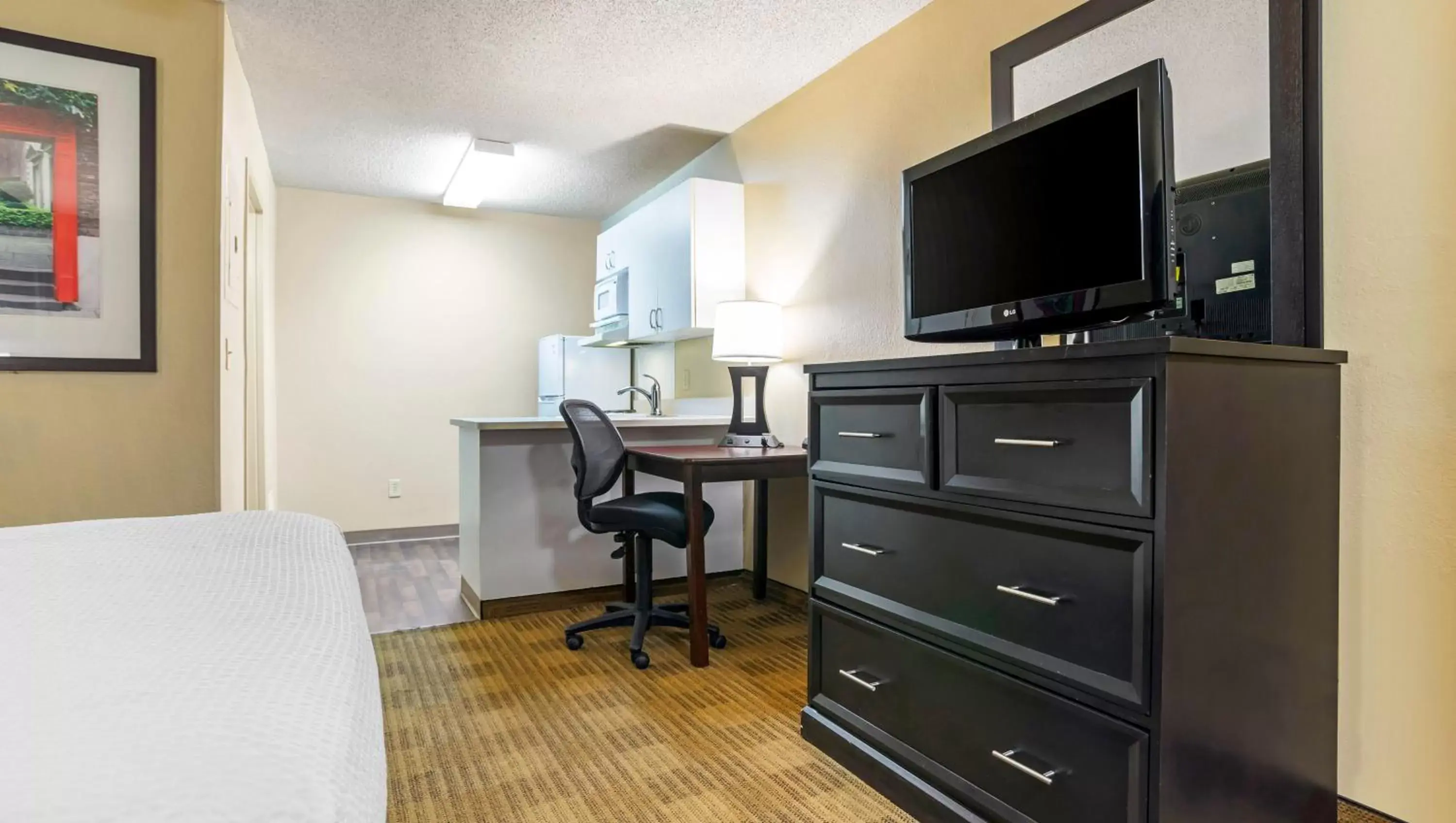 Bedroom, TV/Entertainment Center in Home 1 Suites Extended Stay