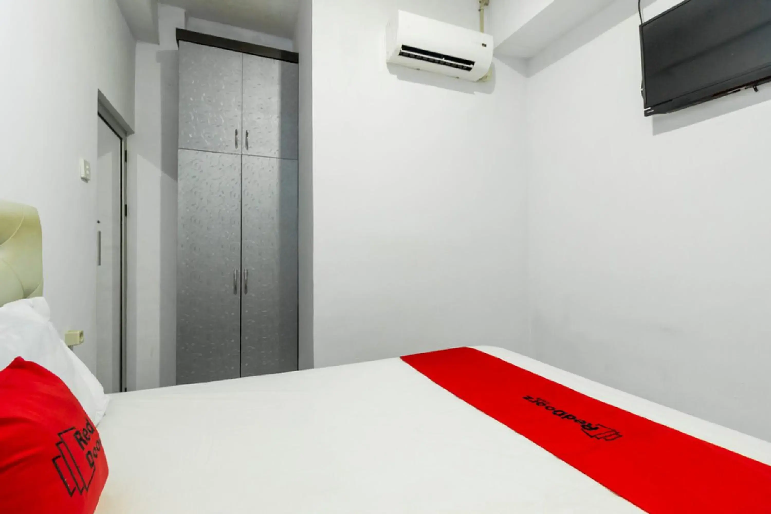 Bedroom, Bed in Reddoorz near Gajah Mada Plaza 2 Bedroom, Bed in Reddoorz near Gajah Mada Plaza 2