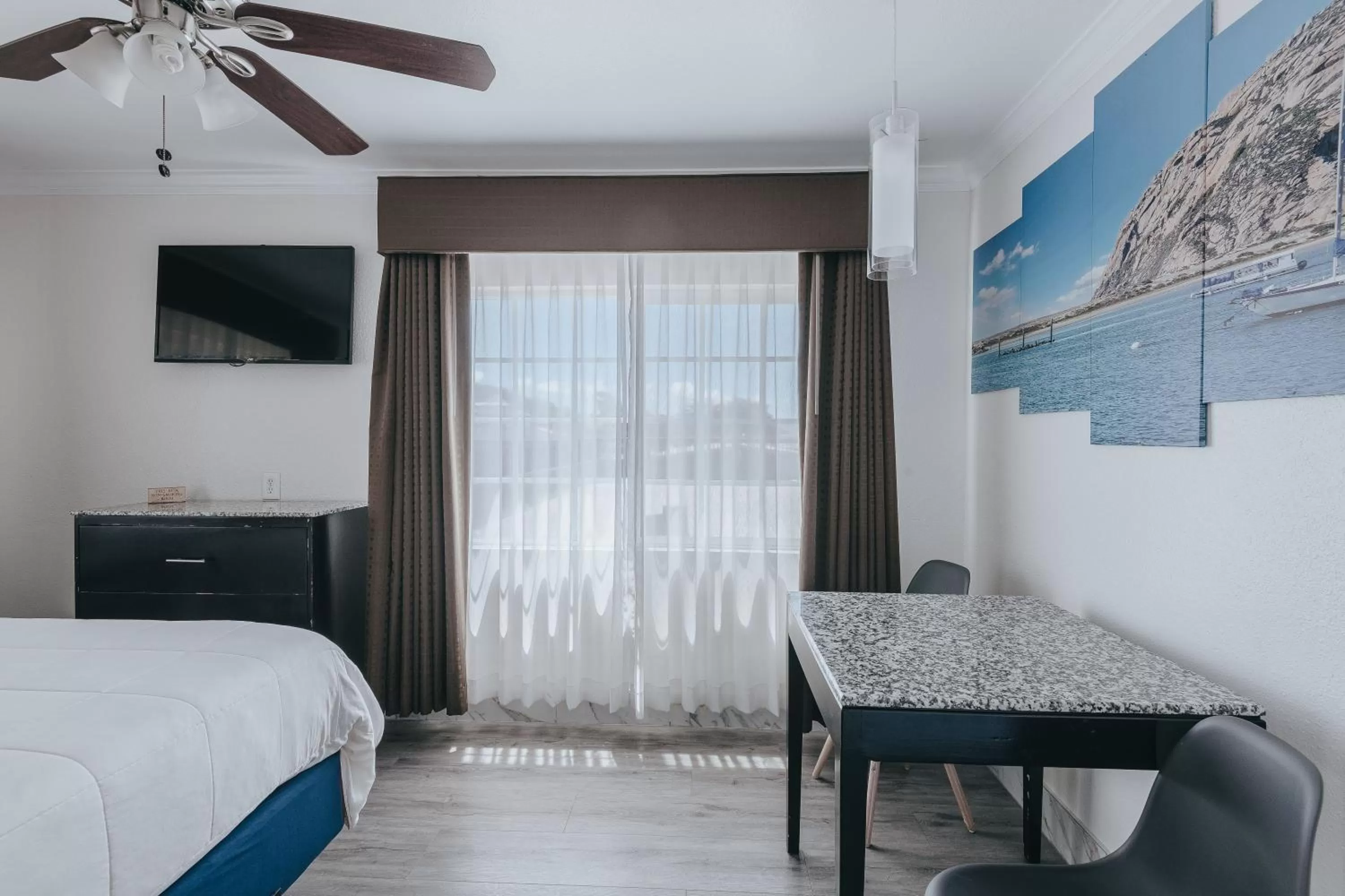 Bedroom, Bed in Sea Air Inn & Suites - Downtown - Restaurant Row