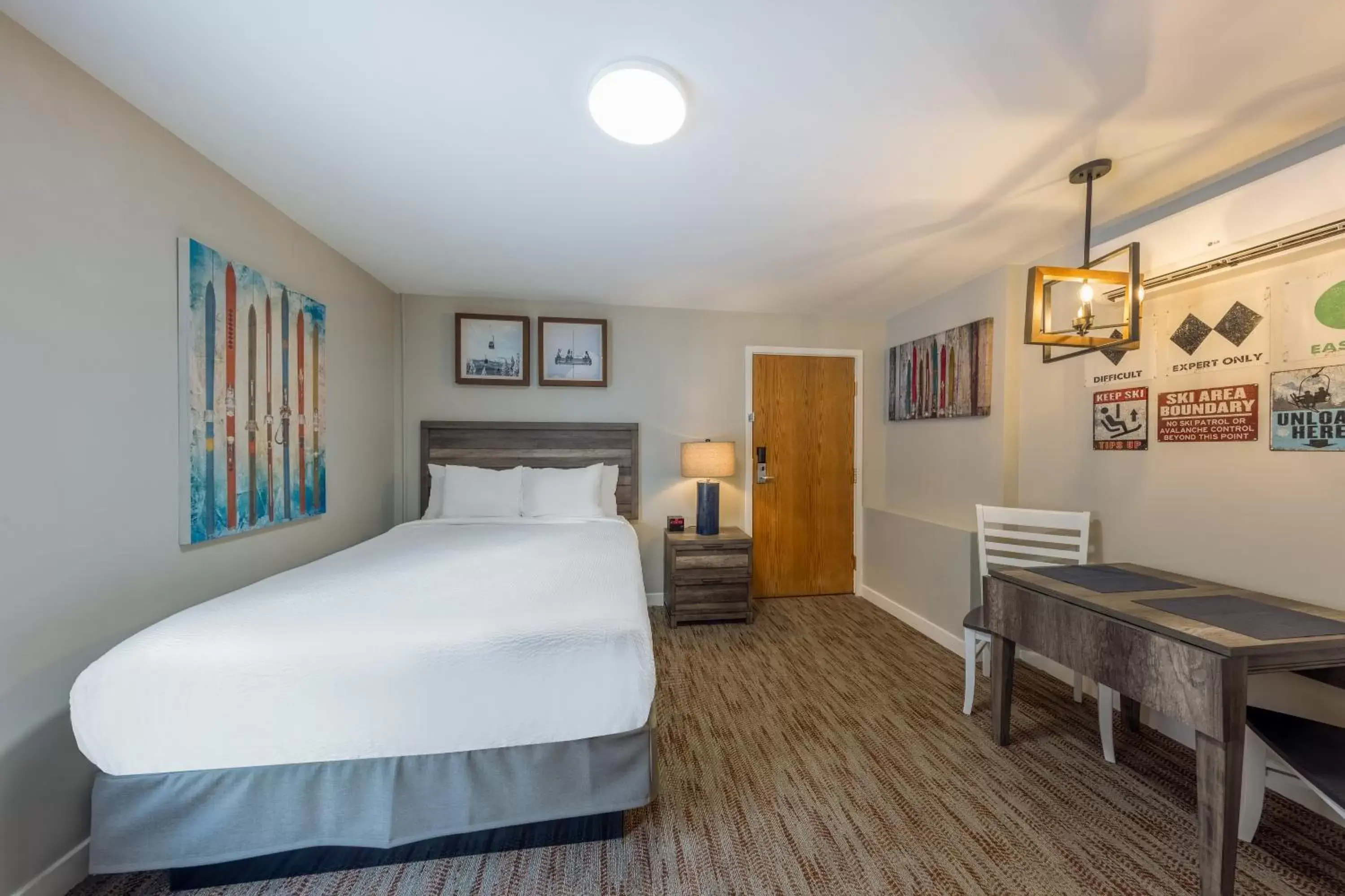 Bed in Park Plaza Resort Park City, a Ramada by Wyndham