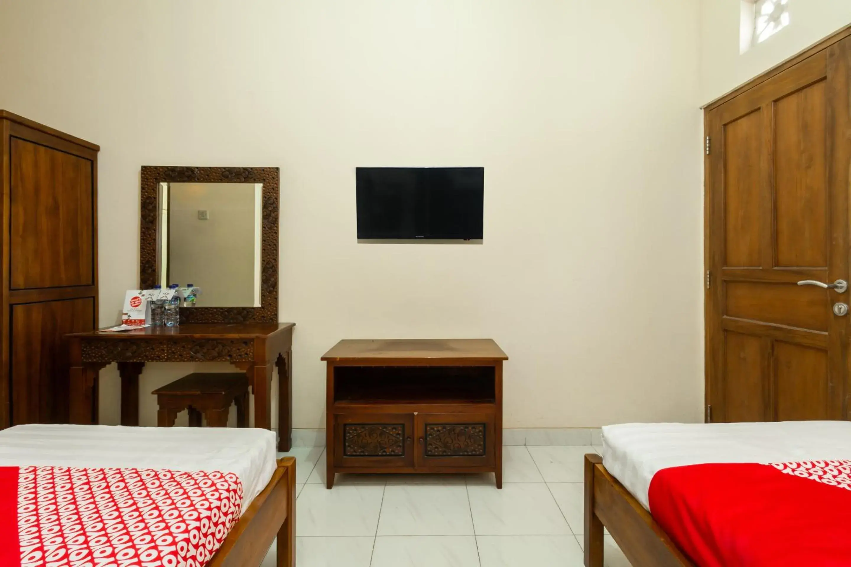 Bedroom, TV/Entertainment Center in SUPER OYO 1150 Omah Ladrang