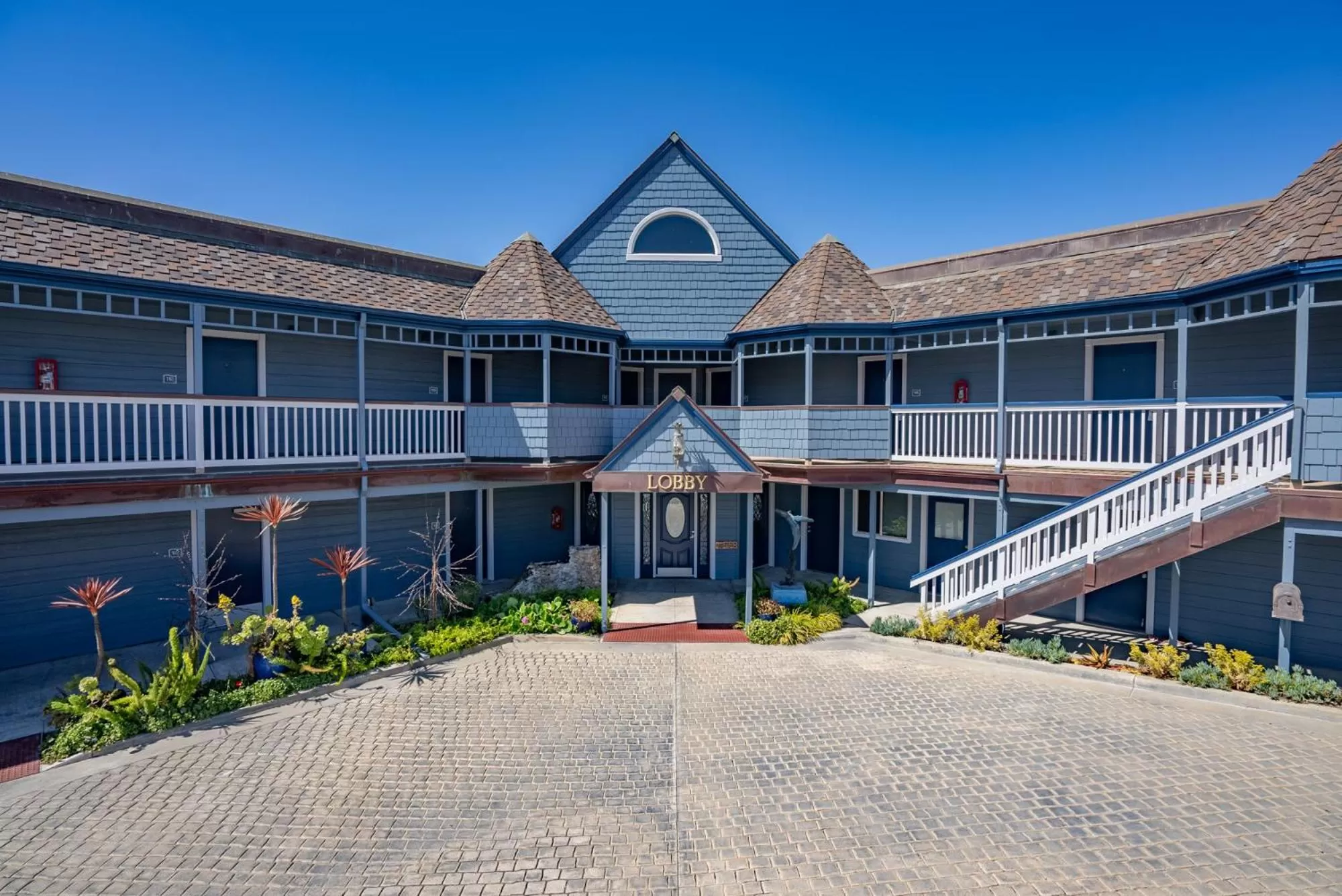 Facade/entrance, Property Building in Shoreline Inn...on the beach