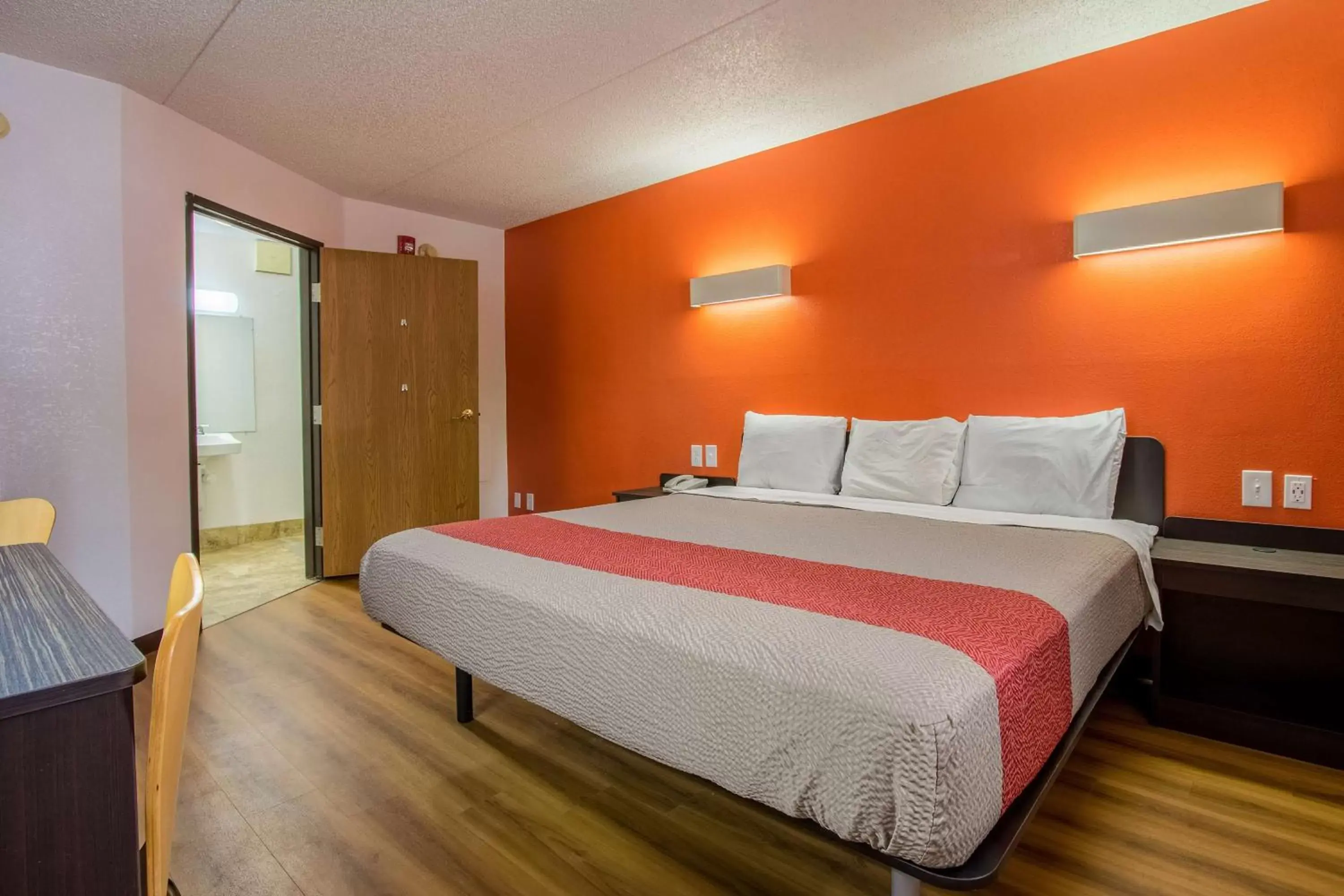 Photo of the whole room, Bed in Motel 6-Ashland, OH Photo of the whole room, Bed in Motel 6-Ashland, OH