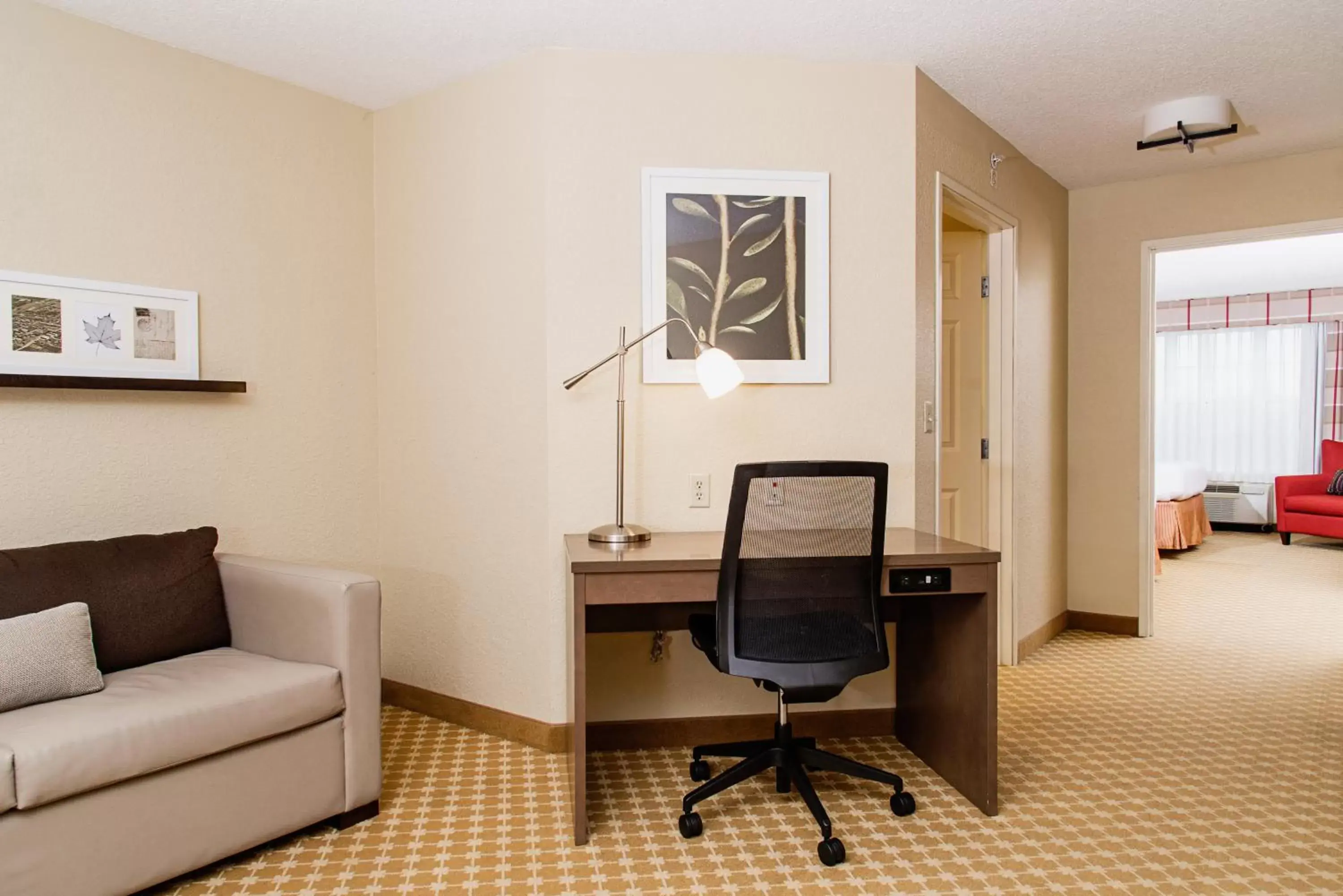 Living room in Country Inn & Suites by Radisson, Milwaukee West (Brookfield), WI