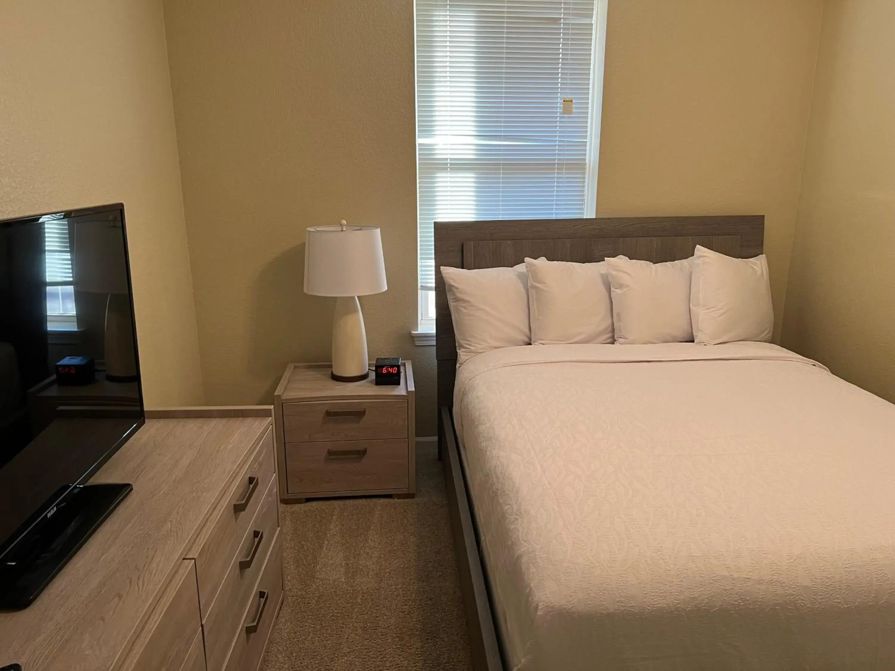 Bedroom, Bed in Washburn Hotel Suites