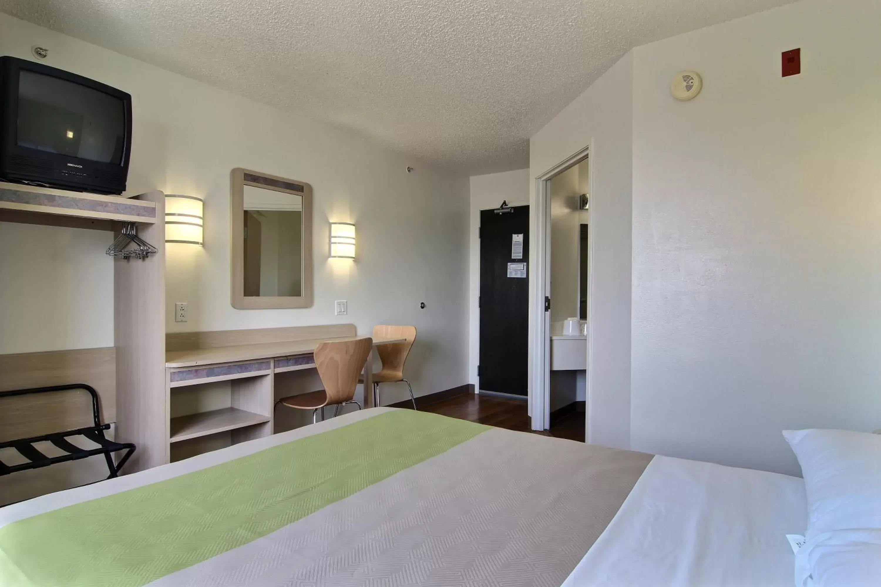 Seating area, Bed in Motel 6-Albuquerque, NM - North