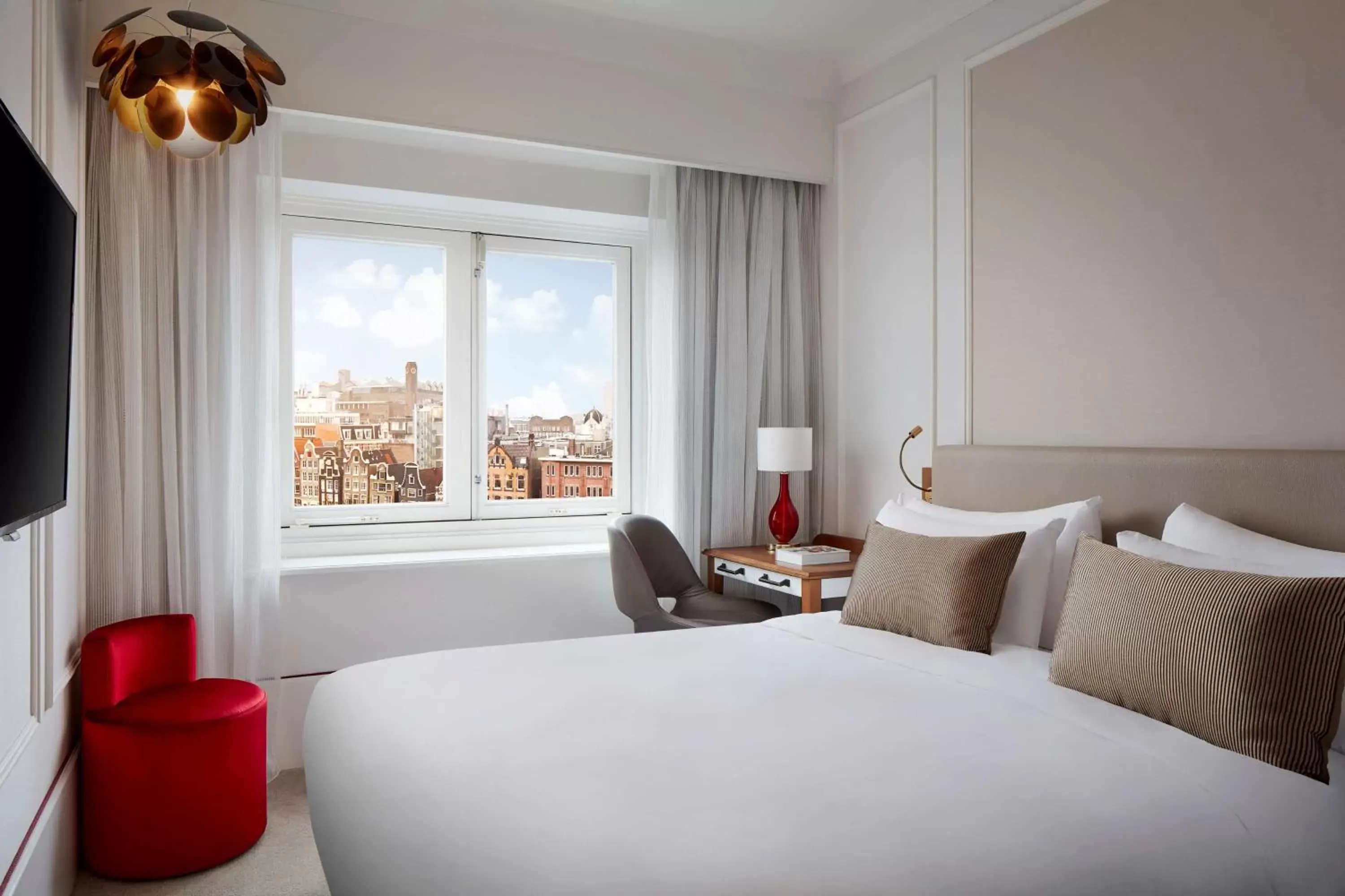 Bedroom, Bed in Tivoli Doelen Amsterdam Hotel