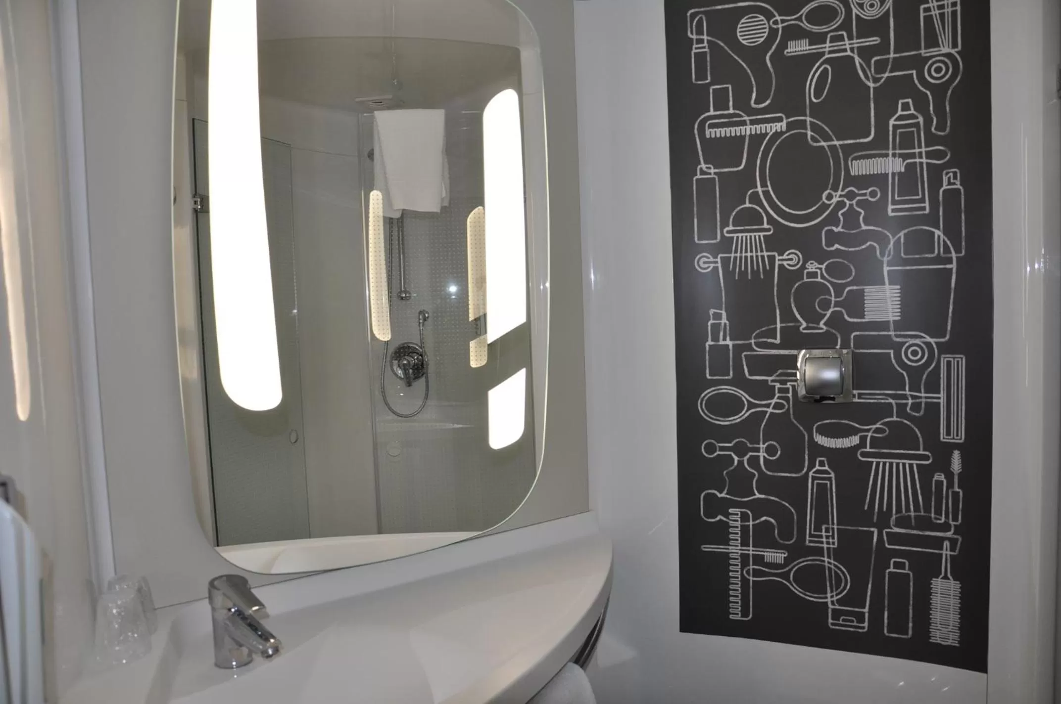 Bathroom in ibis Troyes Centre