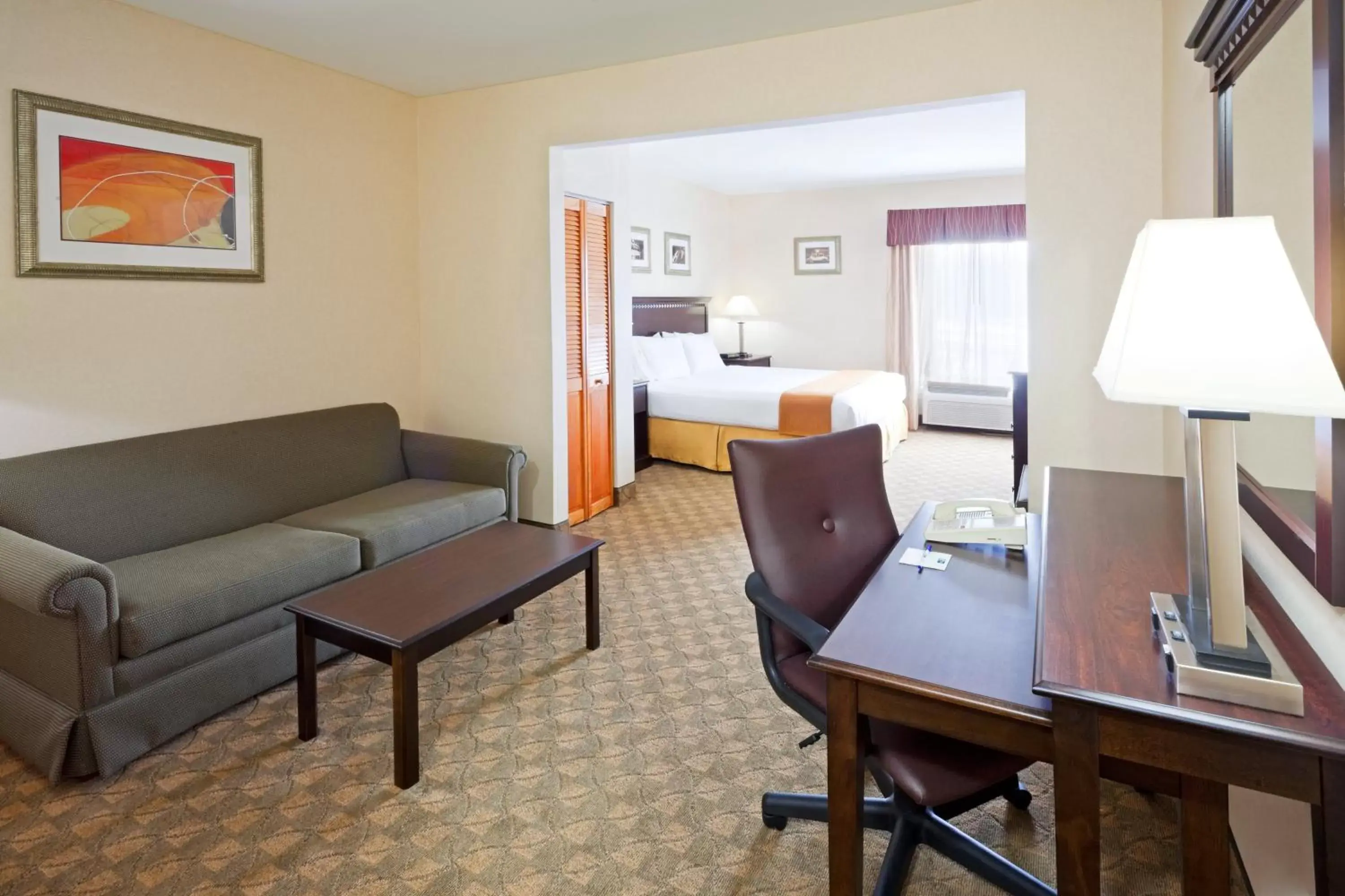 Photo of the whole room, Seating Area in Holiday Inn Express Carneys Point New Jersey Turnpike Exit 1, an IHG Hotel