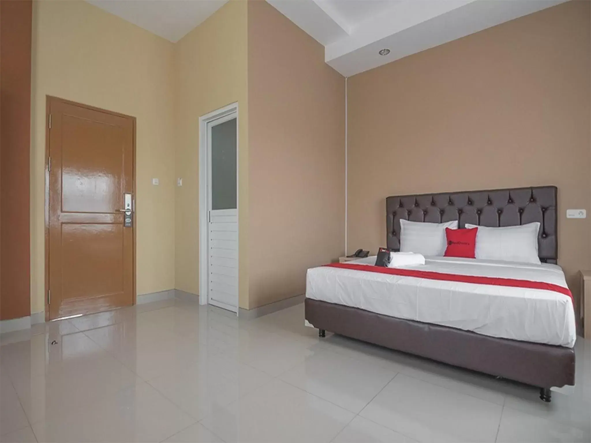 Bedroom, Bed in RedDoorz near Islamic Center Samarinda Bedroom, Bed in RedDoorz near Islamic Center Samarinda