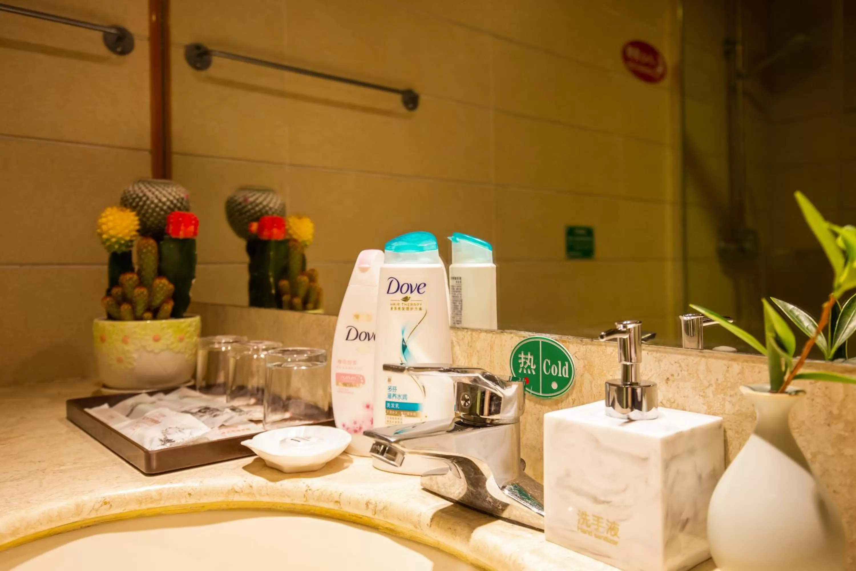 Bathroom in Wenjun Courtyard Hotel---3mins walk from Tonghuimen metro station ,next to People`s Park, fluent English service ,travel agency