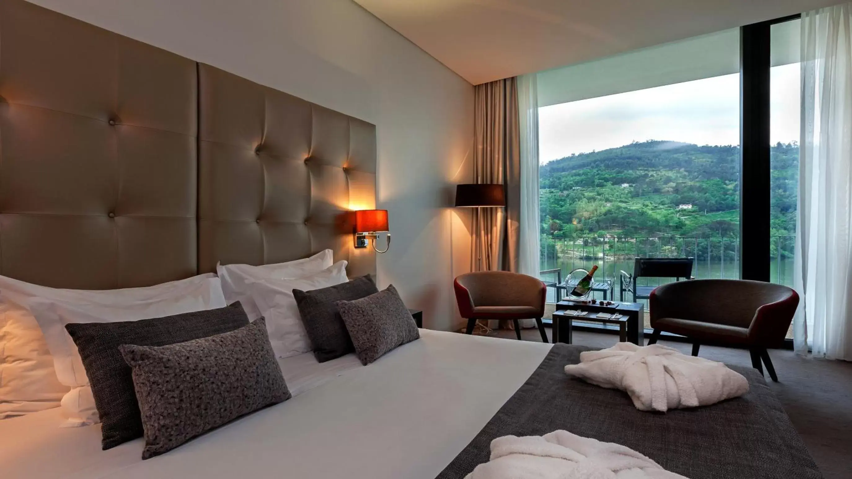 Bed, Seating Area in Douro Royal Valley Hotel & Spa