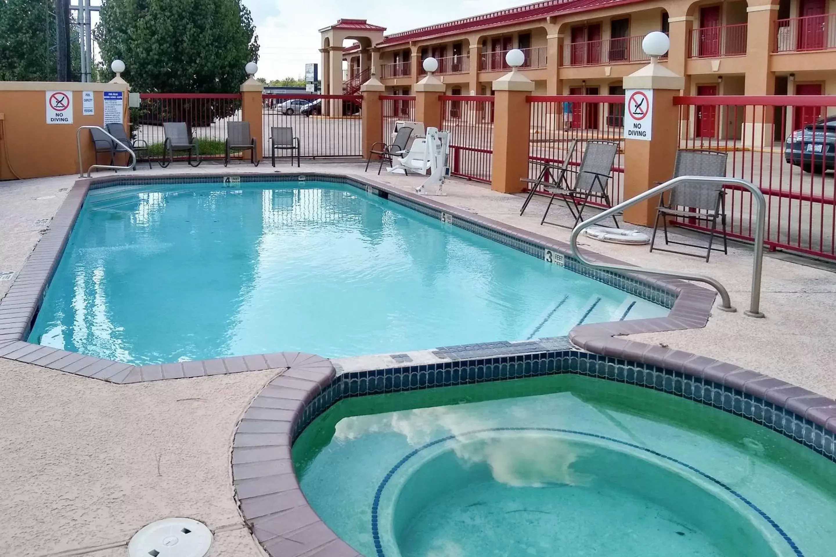 On site, Swimming Pool in Econo Lodge Inn & Suites West – Energy Corridor