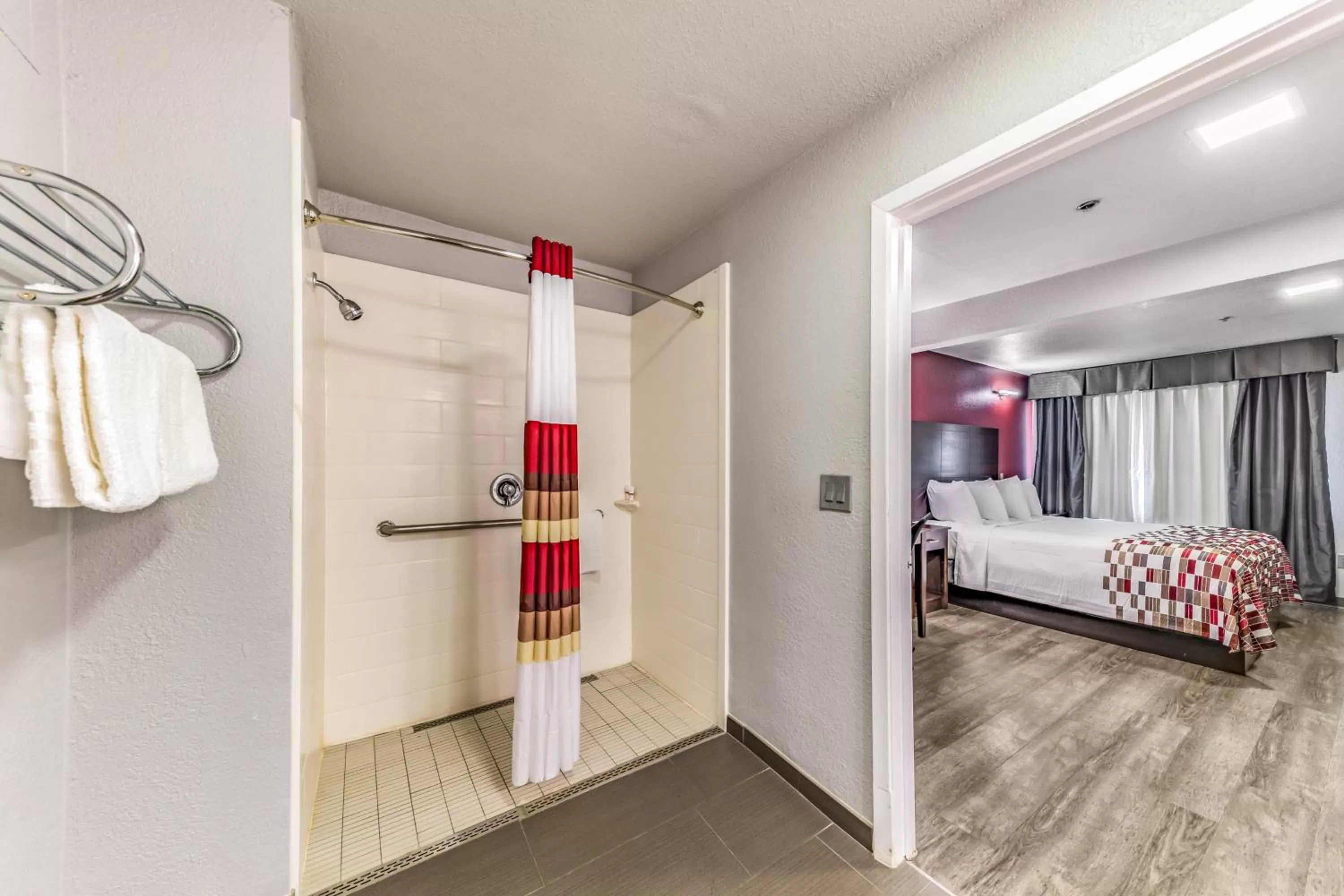 Photo of the whole room, Bed in Red Roof Inn Dallas - Mesquite Fair Park NE