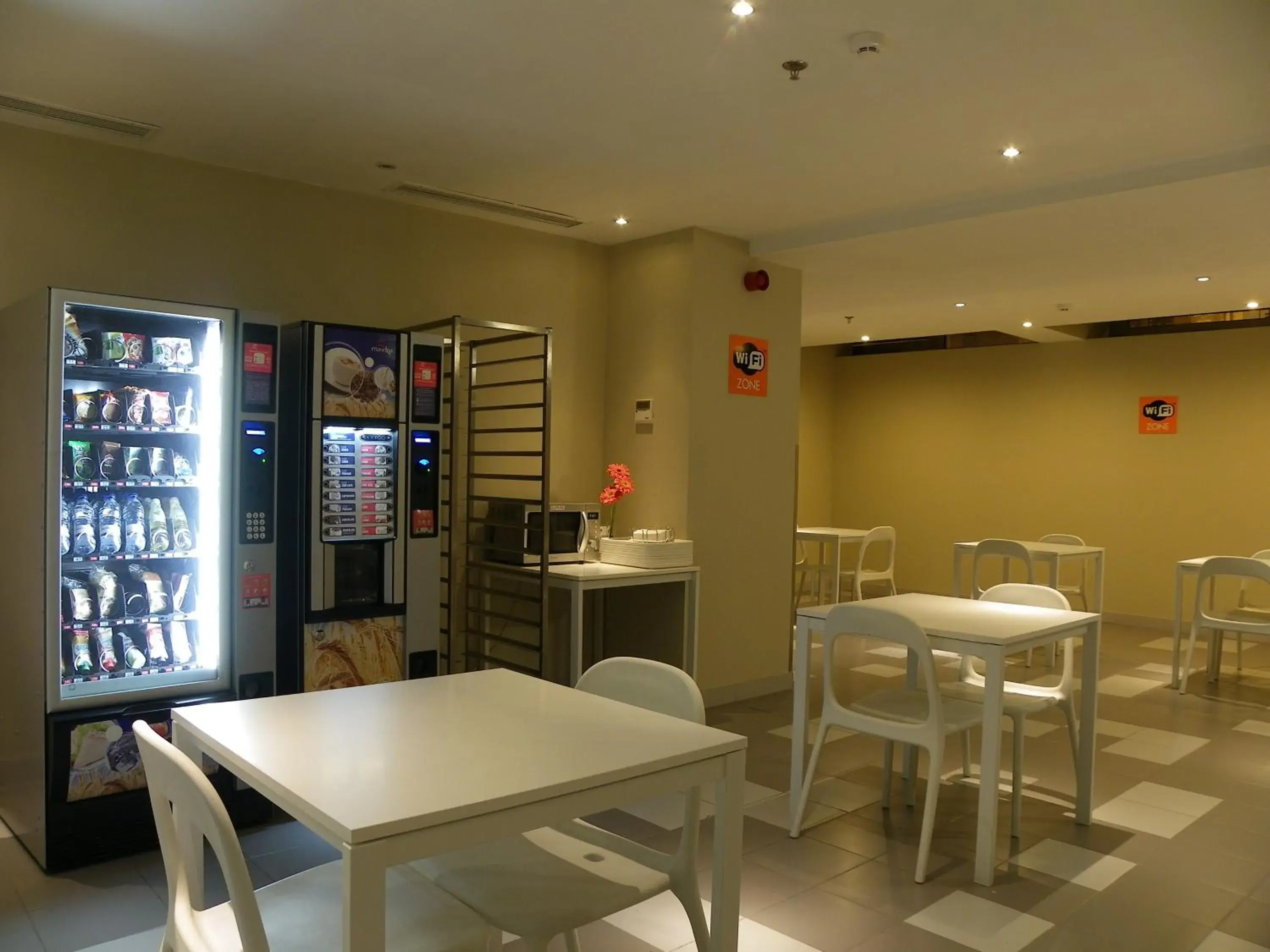 Restaurant/Places to Eat in iStay Hotel Porto Centro