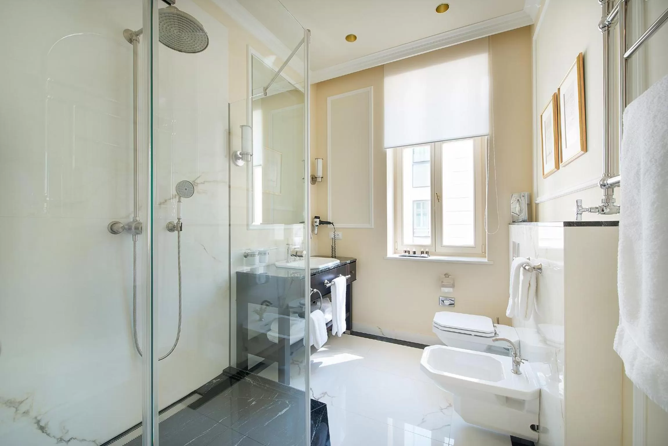 Bathroom in Wilson Palace by LOFT