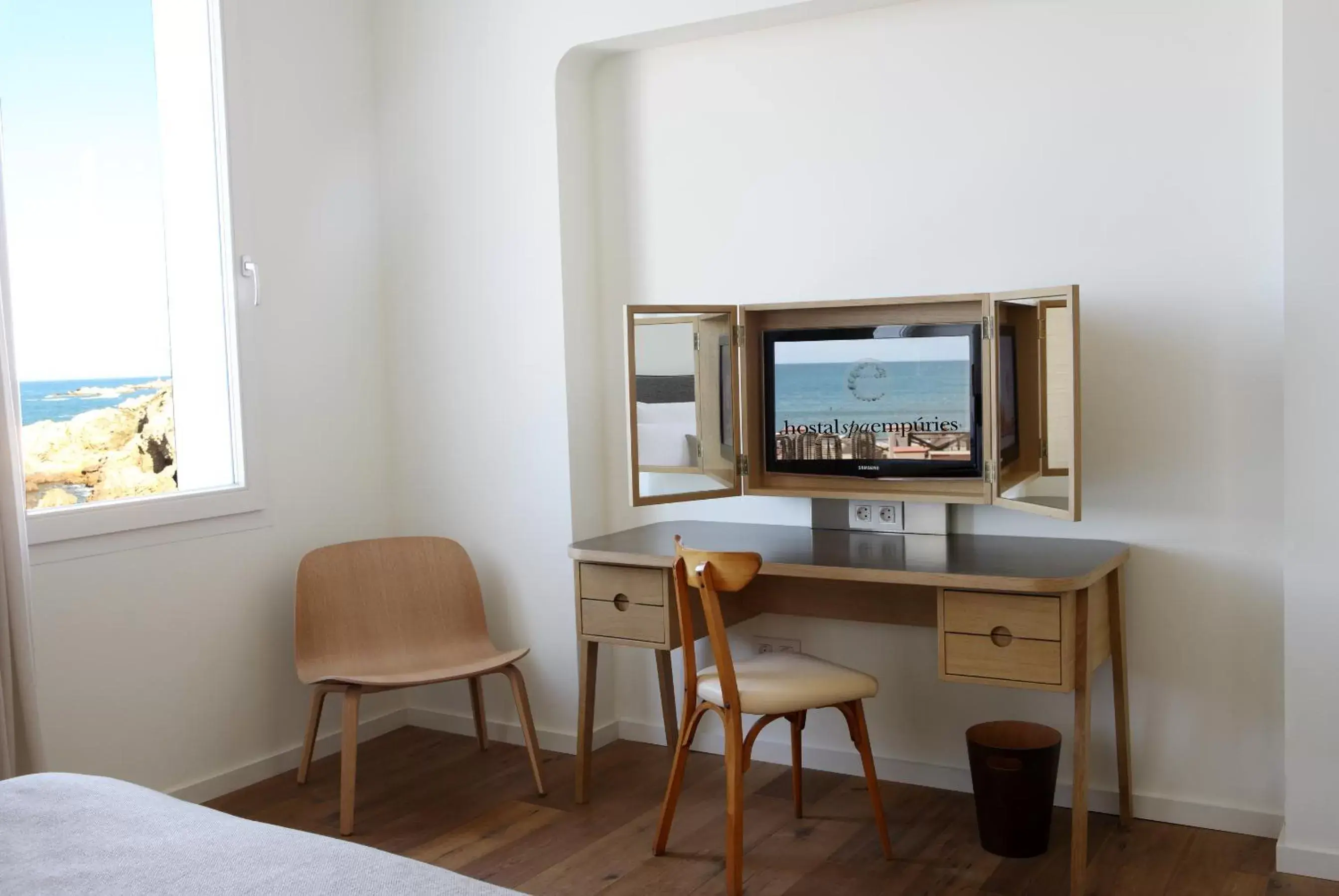Photo of the whole room, TV/Entertainment Center in Hostal Spa Empúries