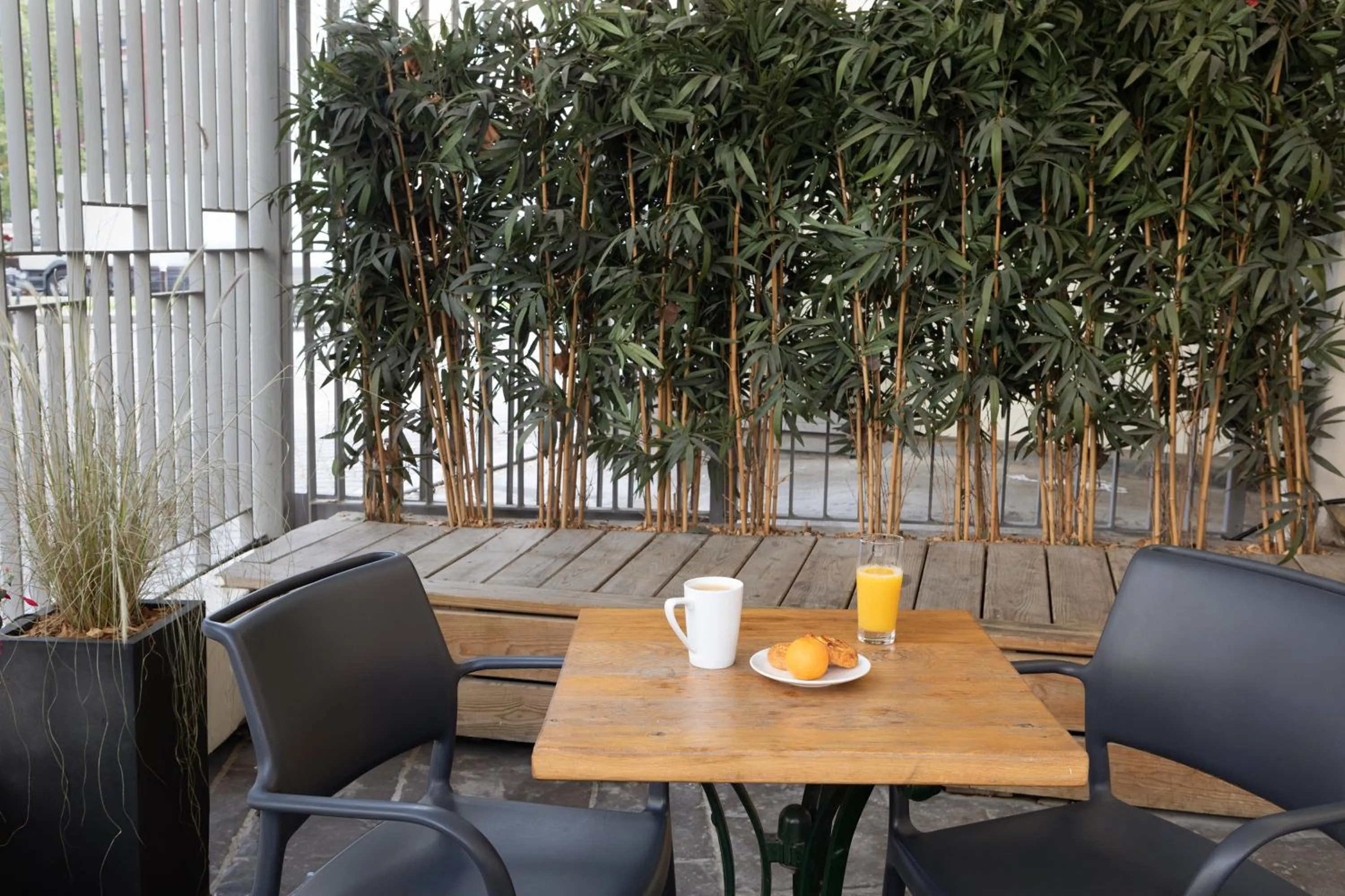 Patio in ibis Paris Nation Davout